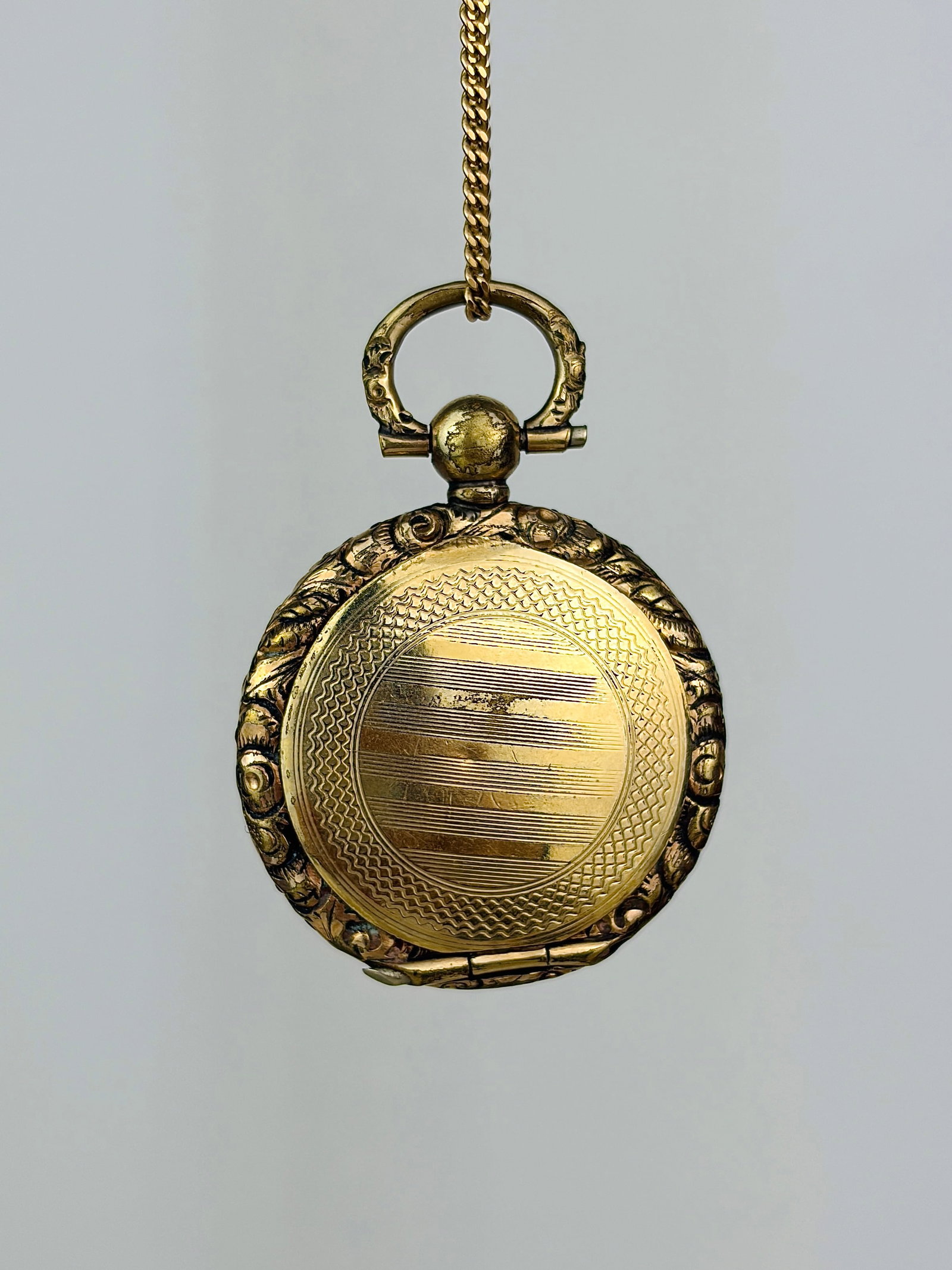 antique Georgian era gold locket pendant with hair inside: antique Georgian era gold locket pendant with hair inside Weight: 8.9g Size: 36x25mm, Depth 8mm Materials: Gold Hallmarks: None present Condition: The overall condition is very good Office