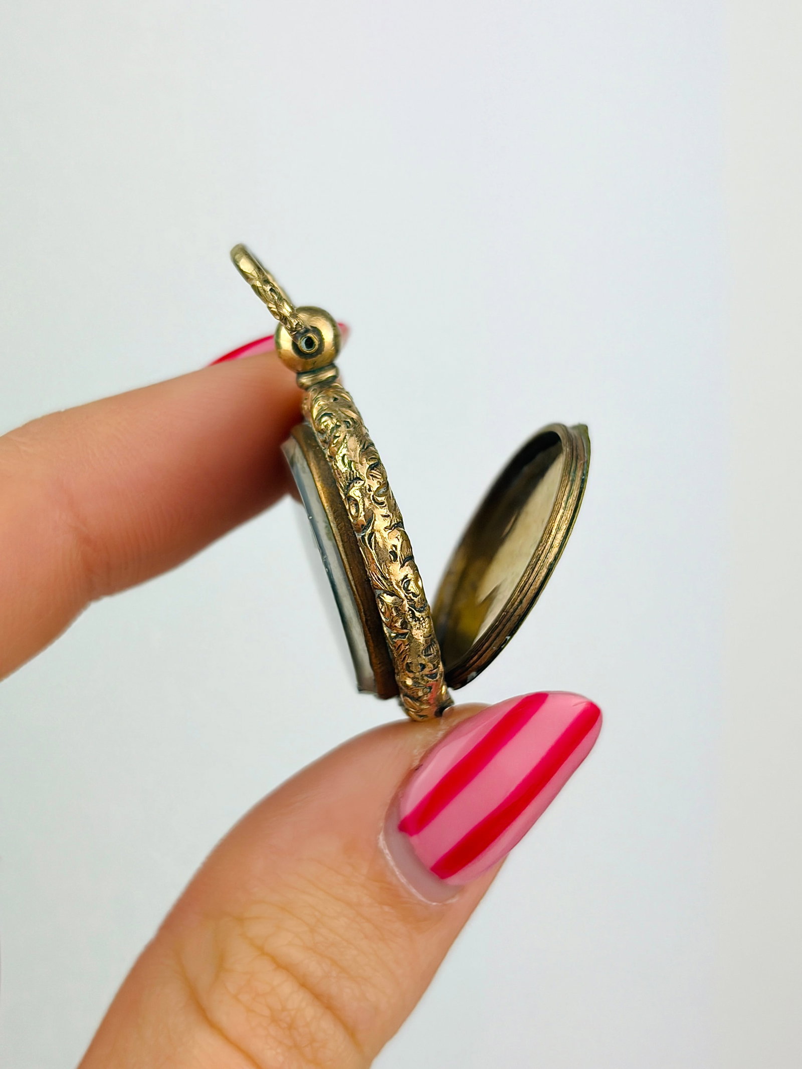 antique Georgian era gold locket pendant with hair inside - 3