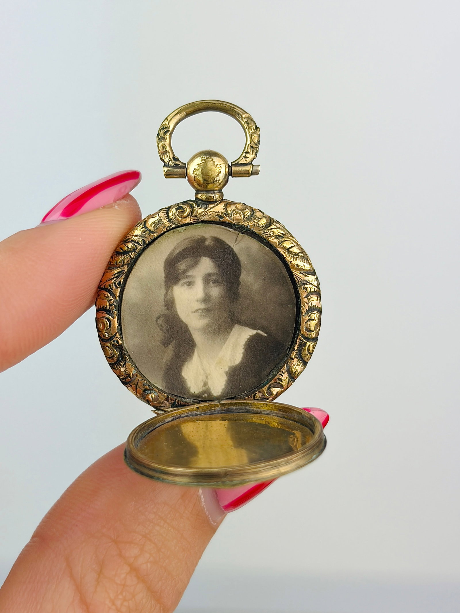 antique Georgian era gold locket pendant with hair inside - 4