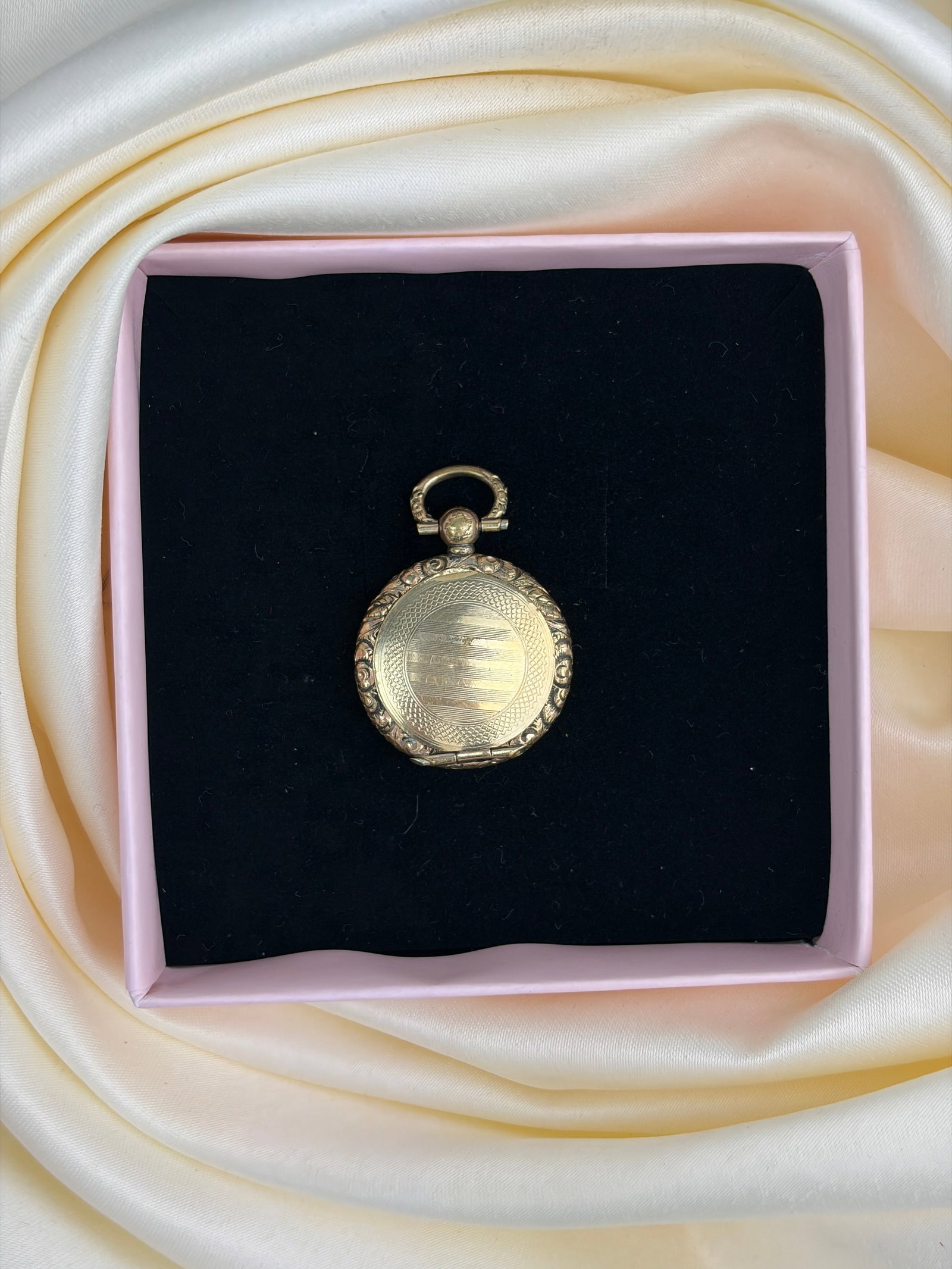 antique Georgian era gold locket pendant with hair inside - 5