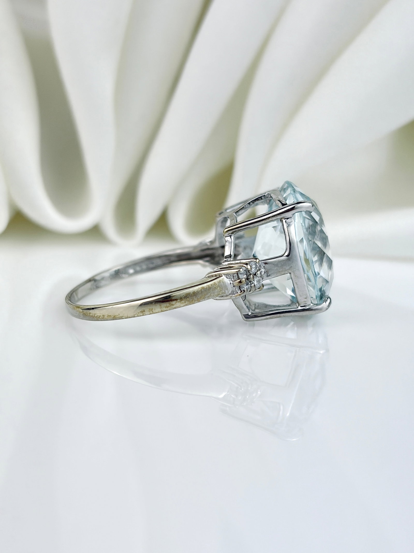 VINTAGE 9CT WHITE GOLD AQUAMARINE COCKTAIL RING WITH DIAMOND SHOULDERS - 2