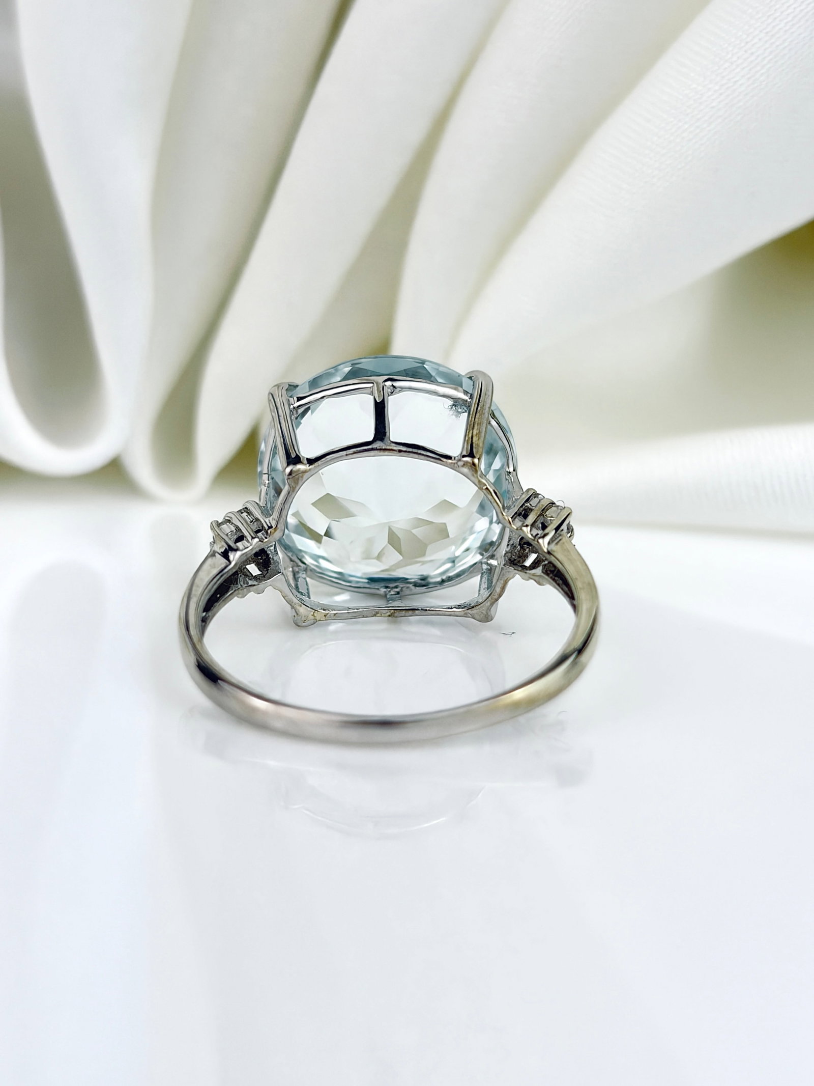 VINTAGE 9CT WHITE GOLD AQUAMARINE COCKTAIL RING WITH DIAMOND SHOULDERS - 3