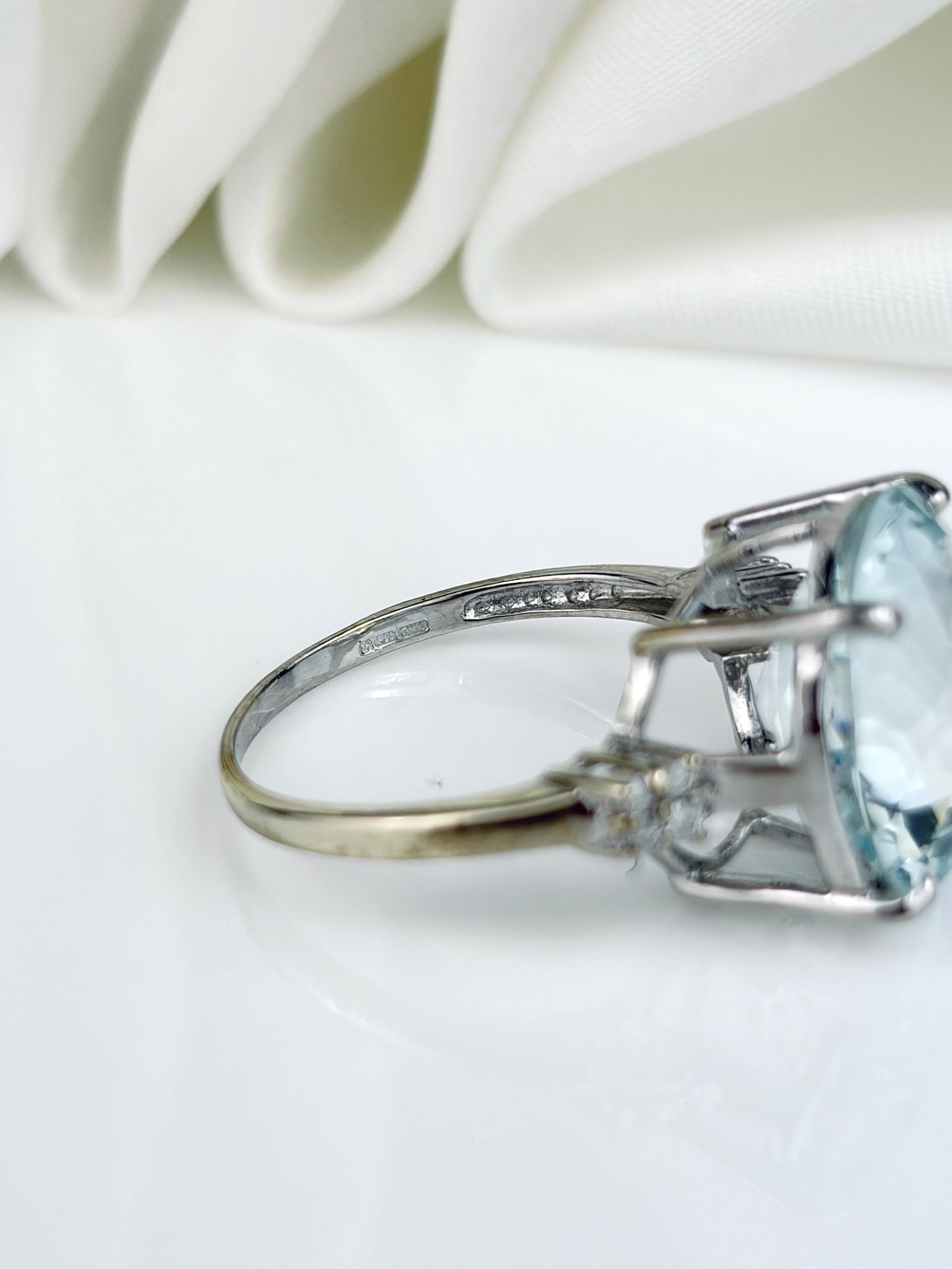 VINTAGE 9CT WHITE GOLD AQUAMARINE COCKTAIL RING WITH DIAMOND SHOULDERS - 4