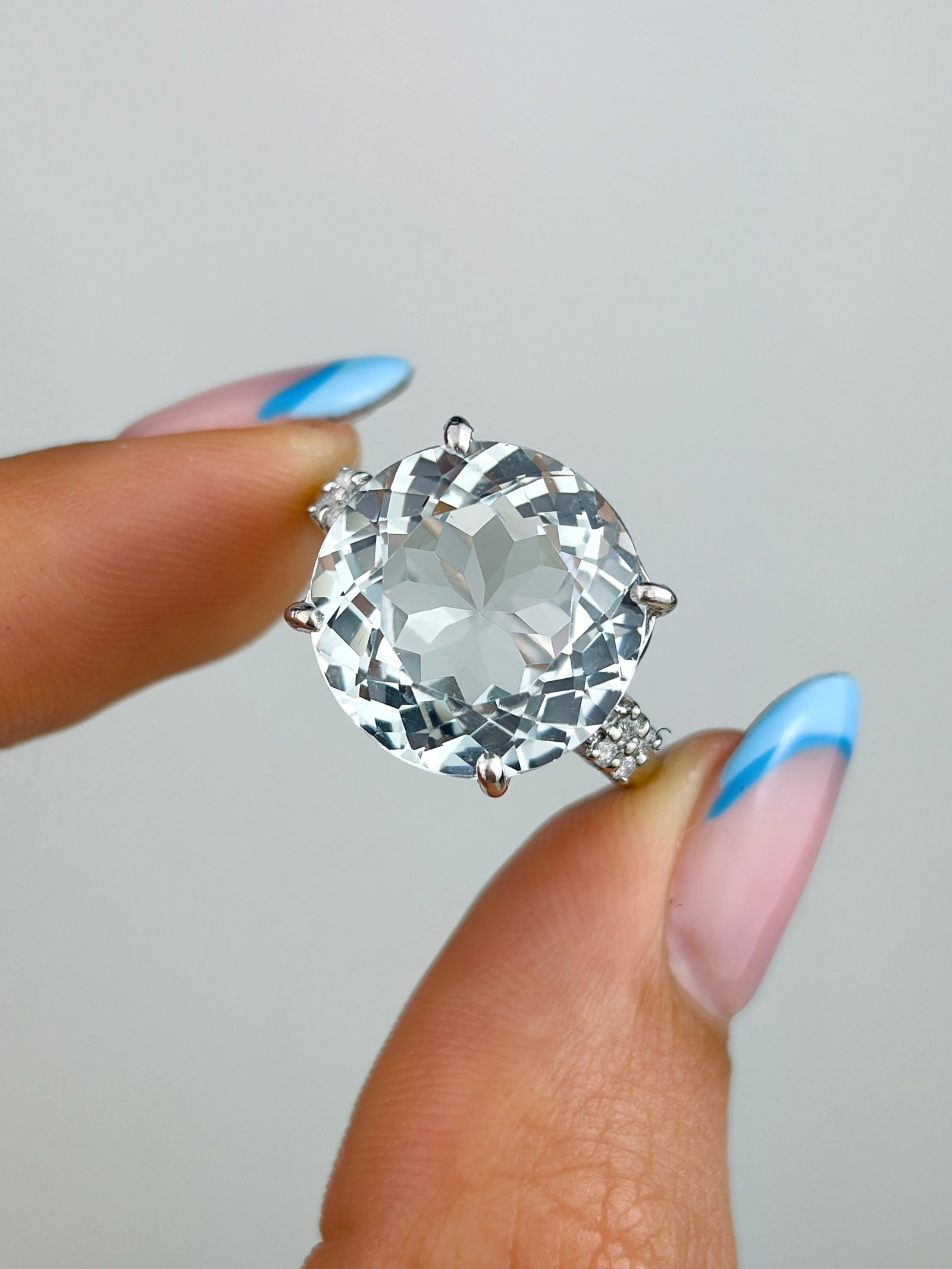 VINTAGE 9CT WHITE GOLD AQUAMARINE COCKTAIL RING WITH DIAMOND SHOULDERS - 5