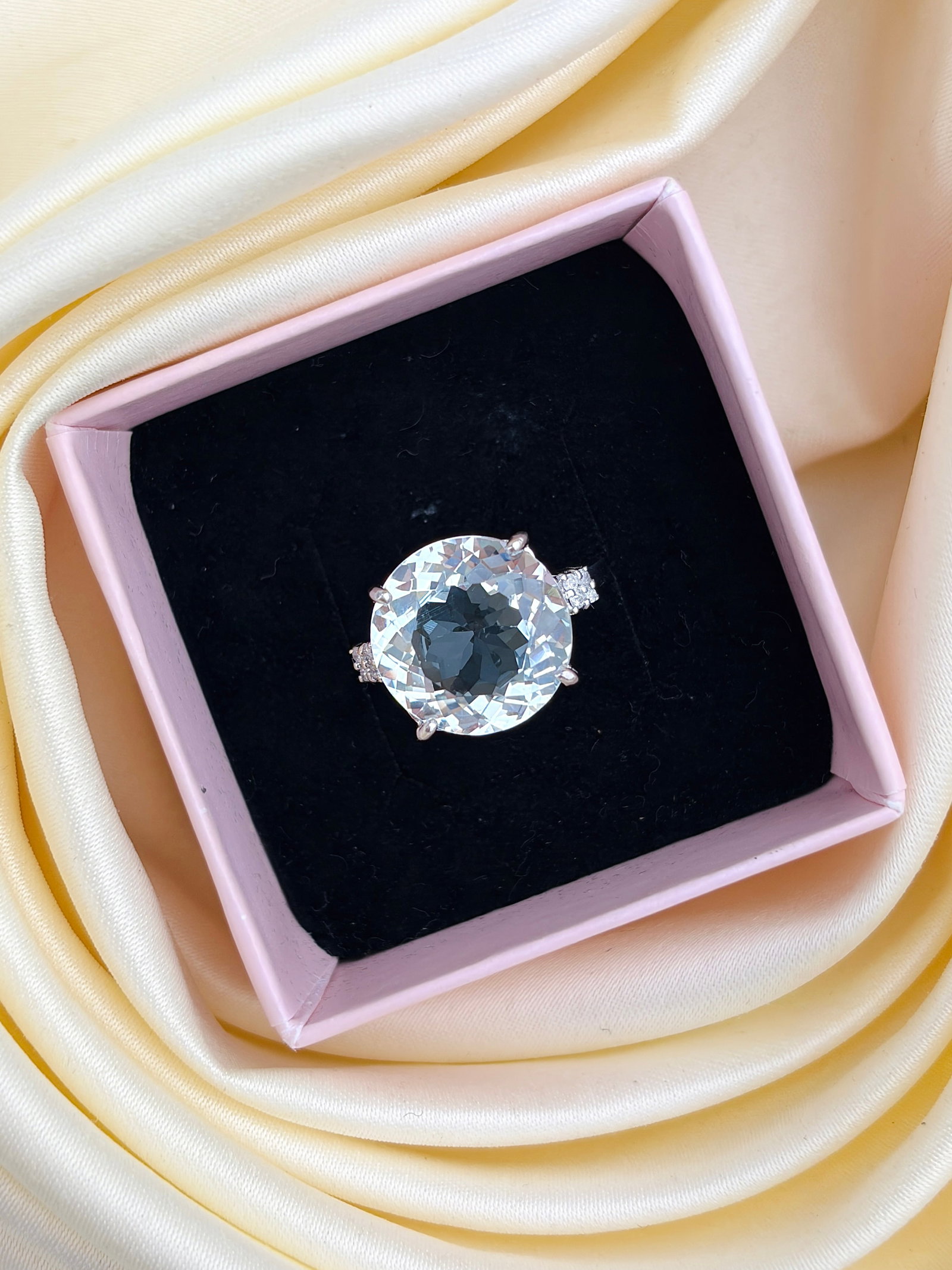 VINTAGE 9CT WHITE GOLD AQUAMARINE COCKTAIL RING WITH DIAMOND SHOULDERS - 7