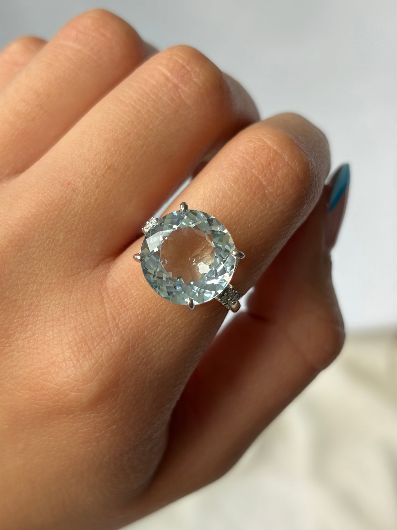VINTAGE 9CT WHITE GOLD AQUAMARINE COCKTAIL RING WITH DIAMOND SHOULDERS - 8