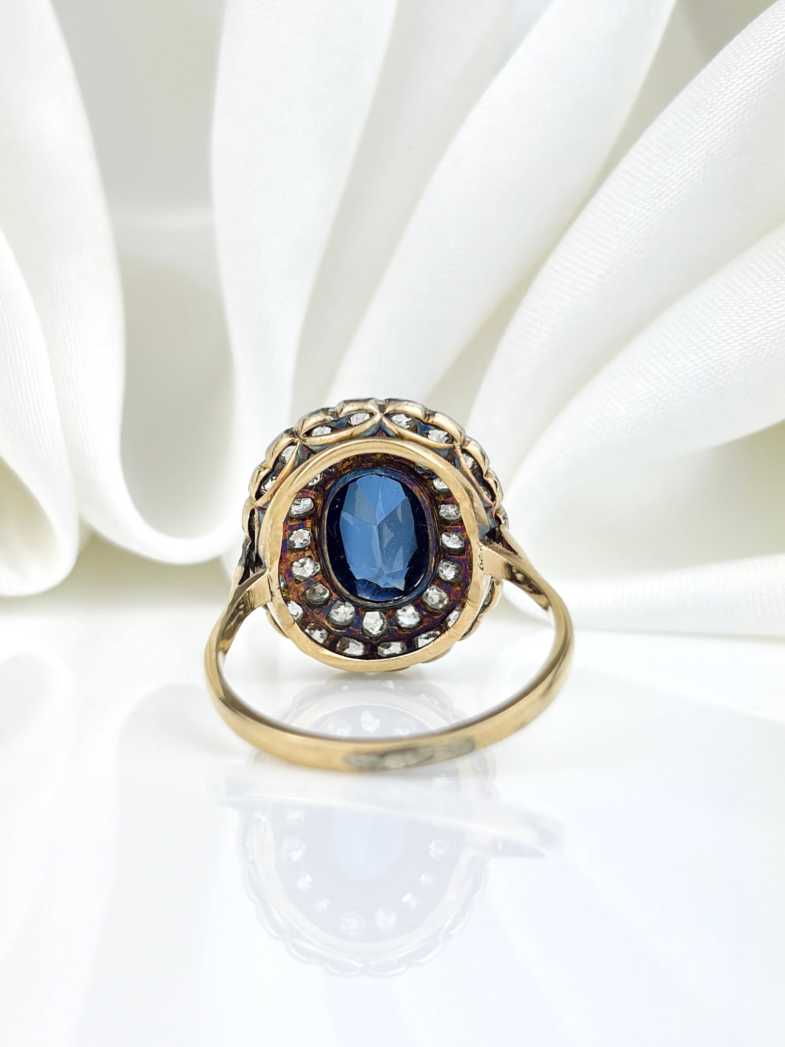 ANTIQUE LARGE 18CT YELLOW GOLD SYNTHETIC SAPPHIRE AND DIAMOND CLUSTER RING - 3