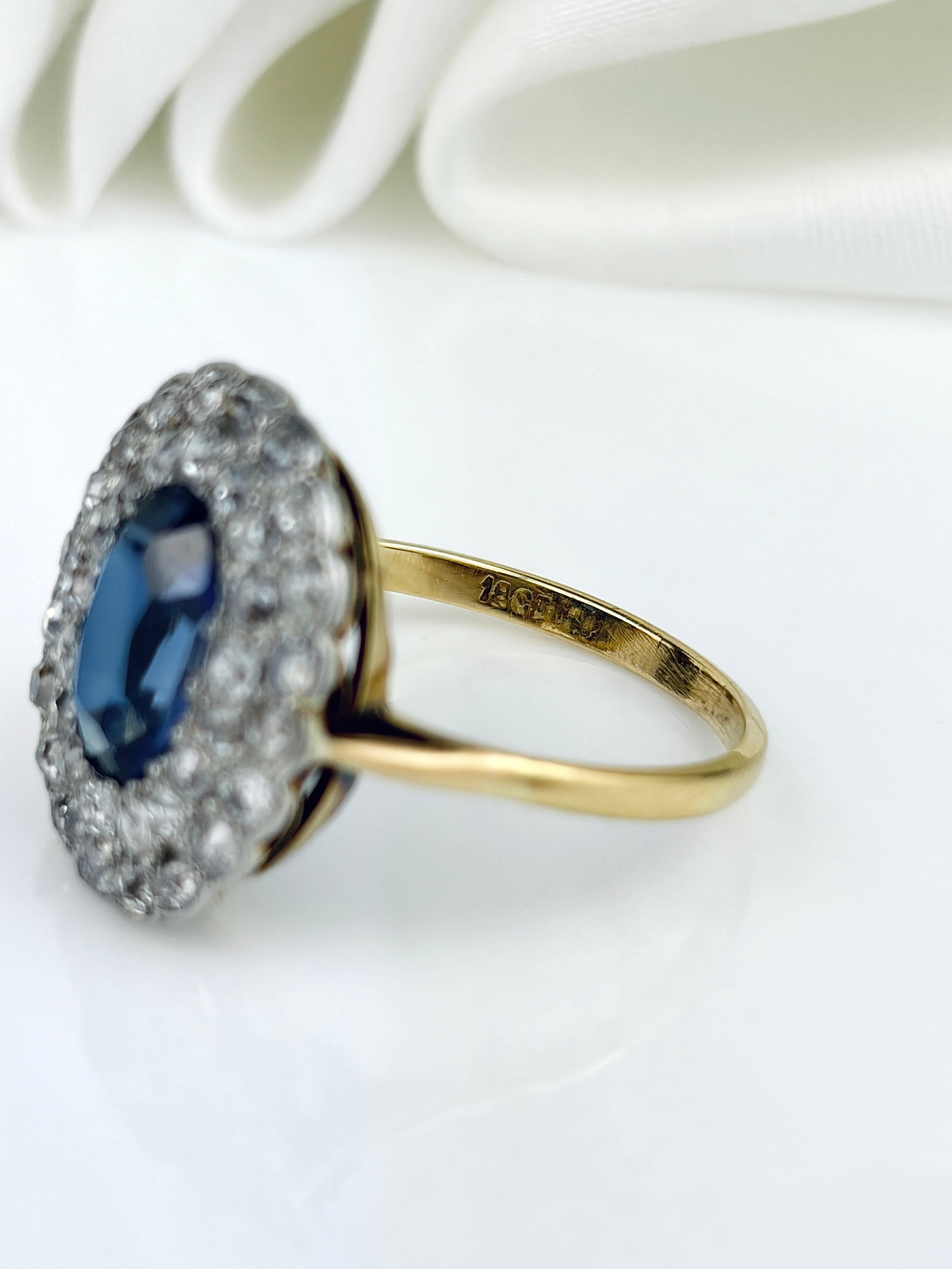 ANTIQUE LARGE 18CT YELLOW GOLD SYNTHETIC SAPPHIRE AND DIAMOND CLUSTER RING - 4