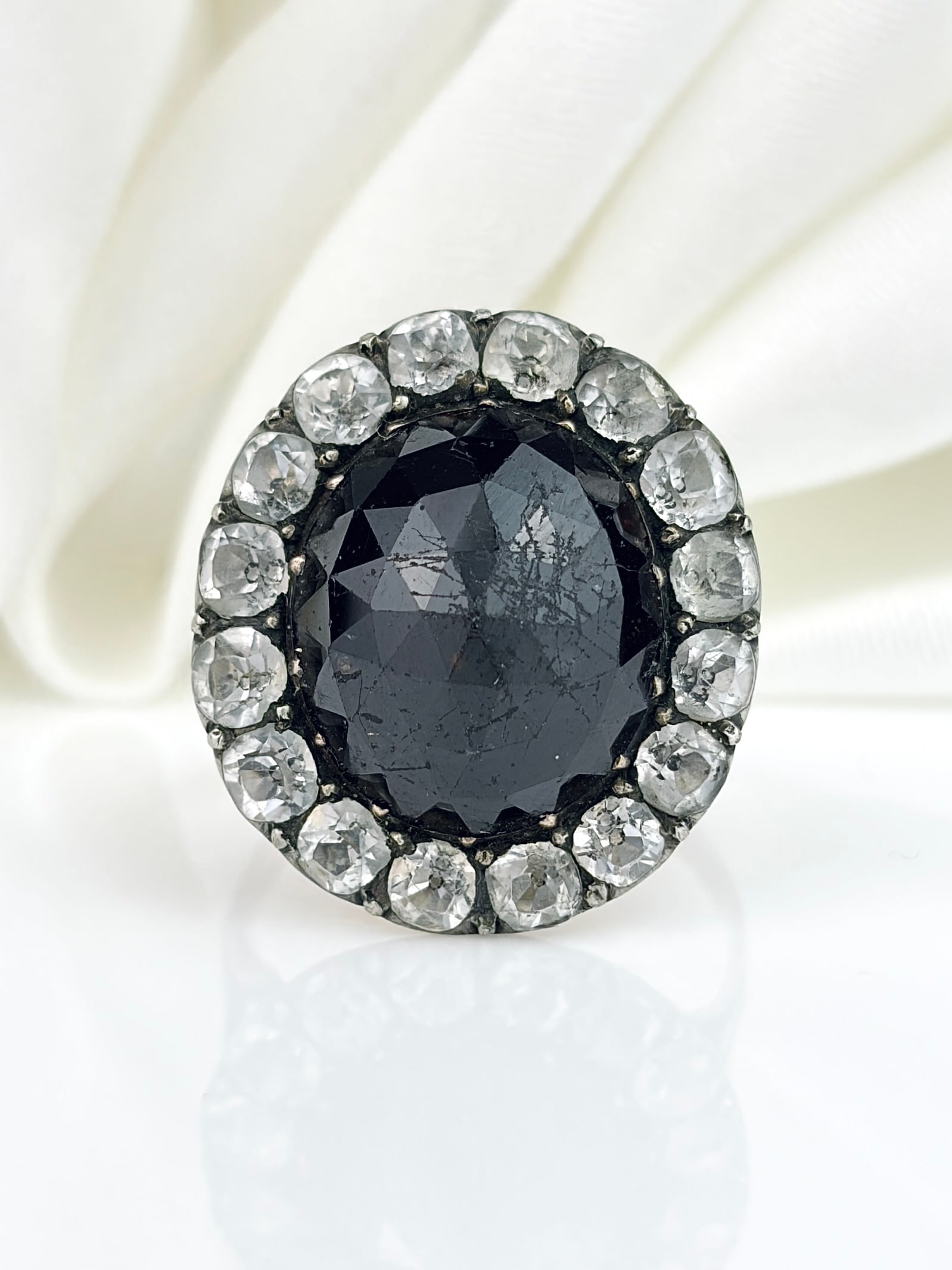 ANTIQUE GARNET AND SPINEL CLUSTER RING IN GOLD: ANTIQUE GARNET AND SPINEL CLUSTER RING IN GOLD Weight: 6.9g Size: UK Q, US 8.5, Head of ring 22x20mm, height off finger 10mm Materials: Gold, garnet and spinel Hallmarks: None present 
