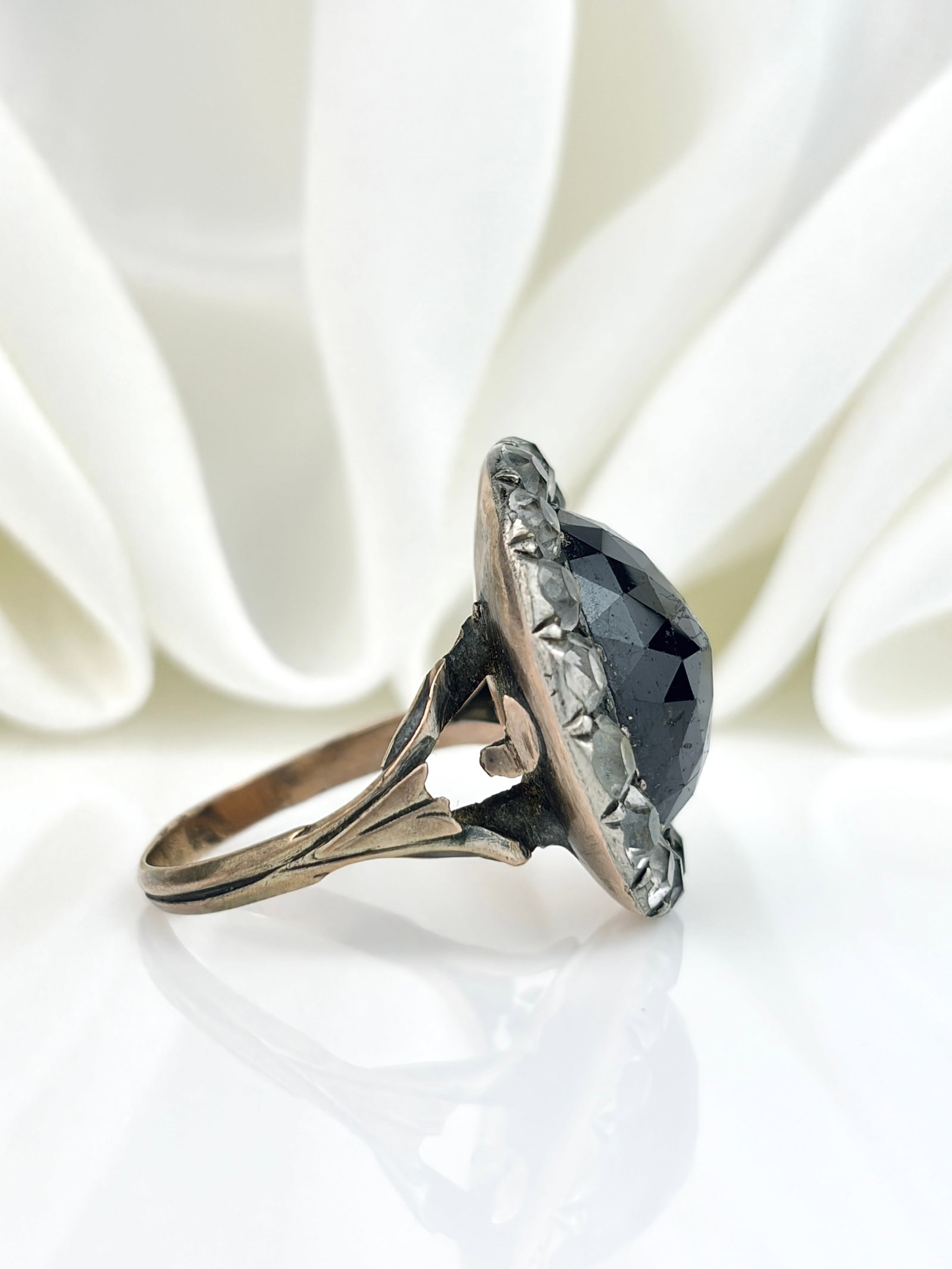 ANTIQUE GARNET AND SPINEL CLUSTER RING IN GOLD - 2