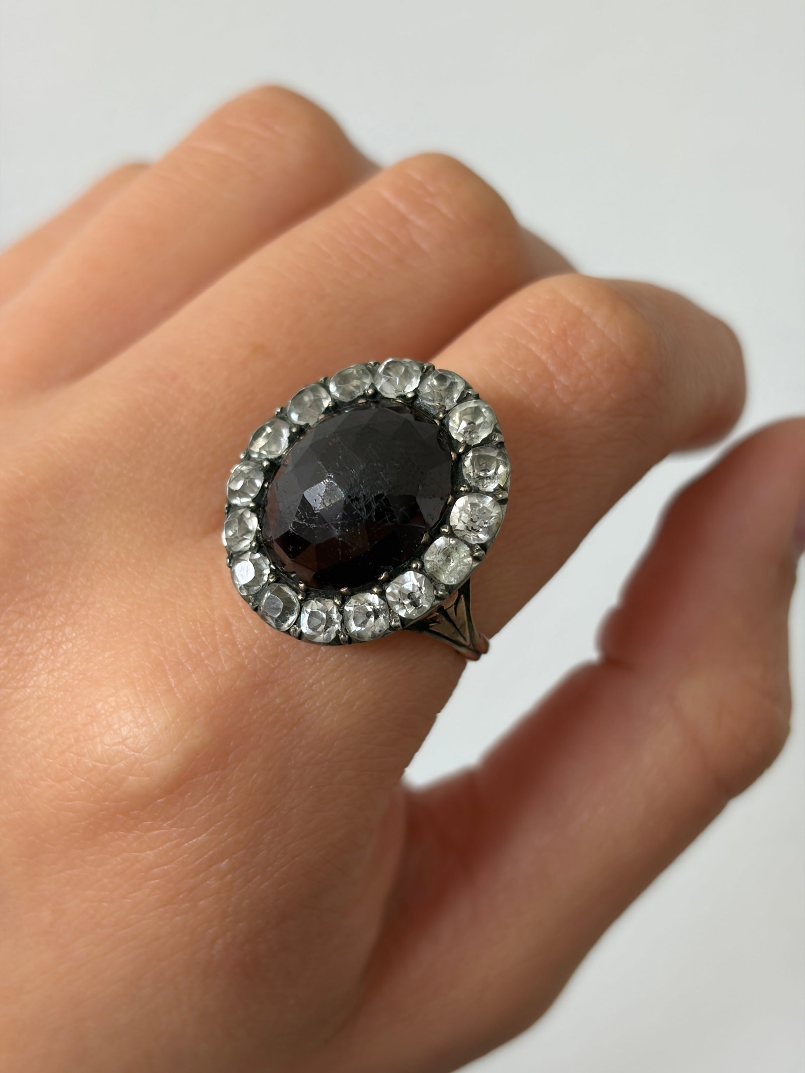 ANTIQUE GARNET AND SPINEL CLUSTER RING IN GOLD - 9