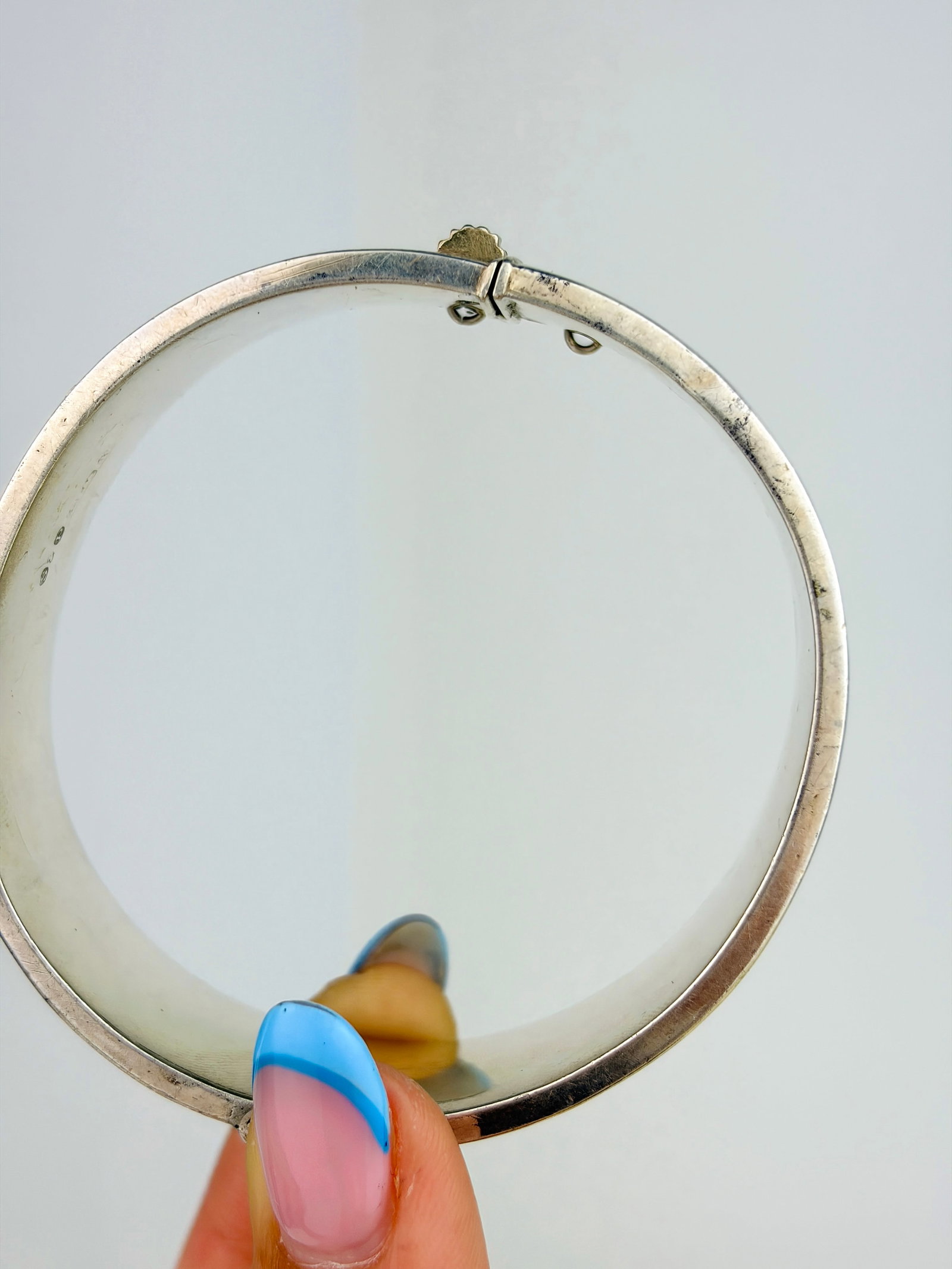 ANTIQUE SILVER AND GOLD OVERLAY BIRD DETAIL WIDE BANGLE - 2