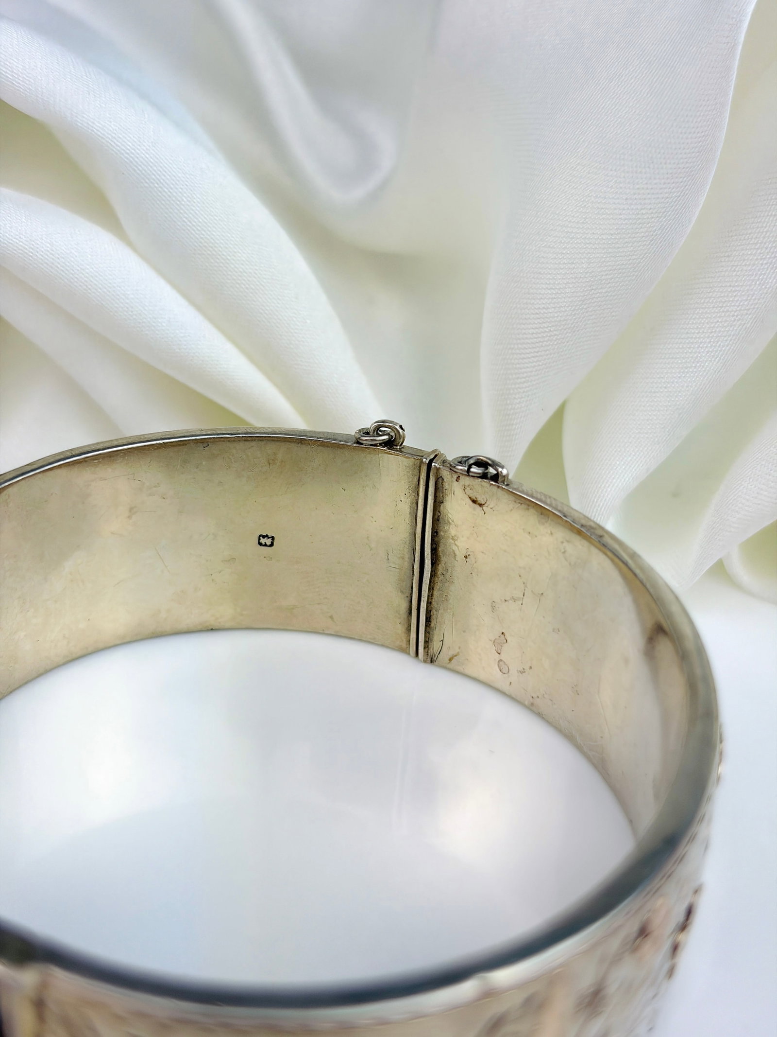 ANTIQUE SILVER AND GOLD OVERLAY BIRD DETAIL WIDE BANGLE - 3
