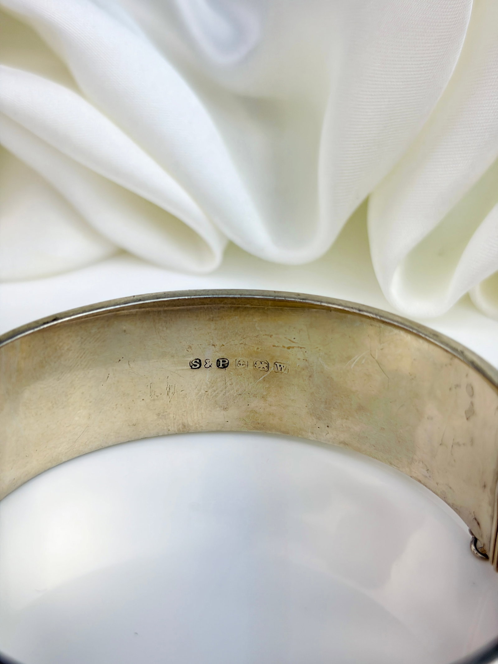 ANTIQUE SILVER AND GOLD OVERLAY BIRD DETAIL WIDE BANGLE - 4