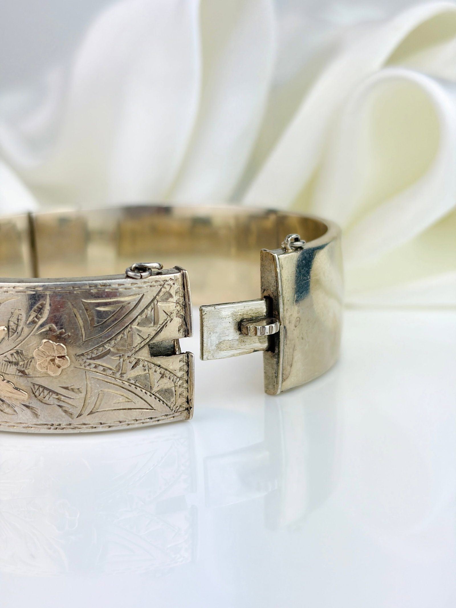 ANTIQUE SILVER AND GOLD OVERLAY BIRD DETAIL WIDE BANGLE - 6