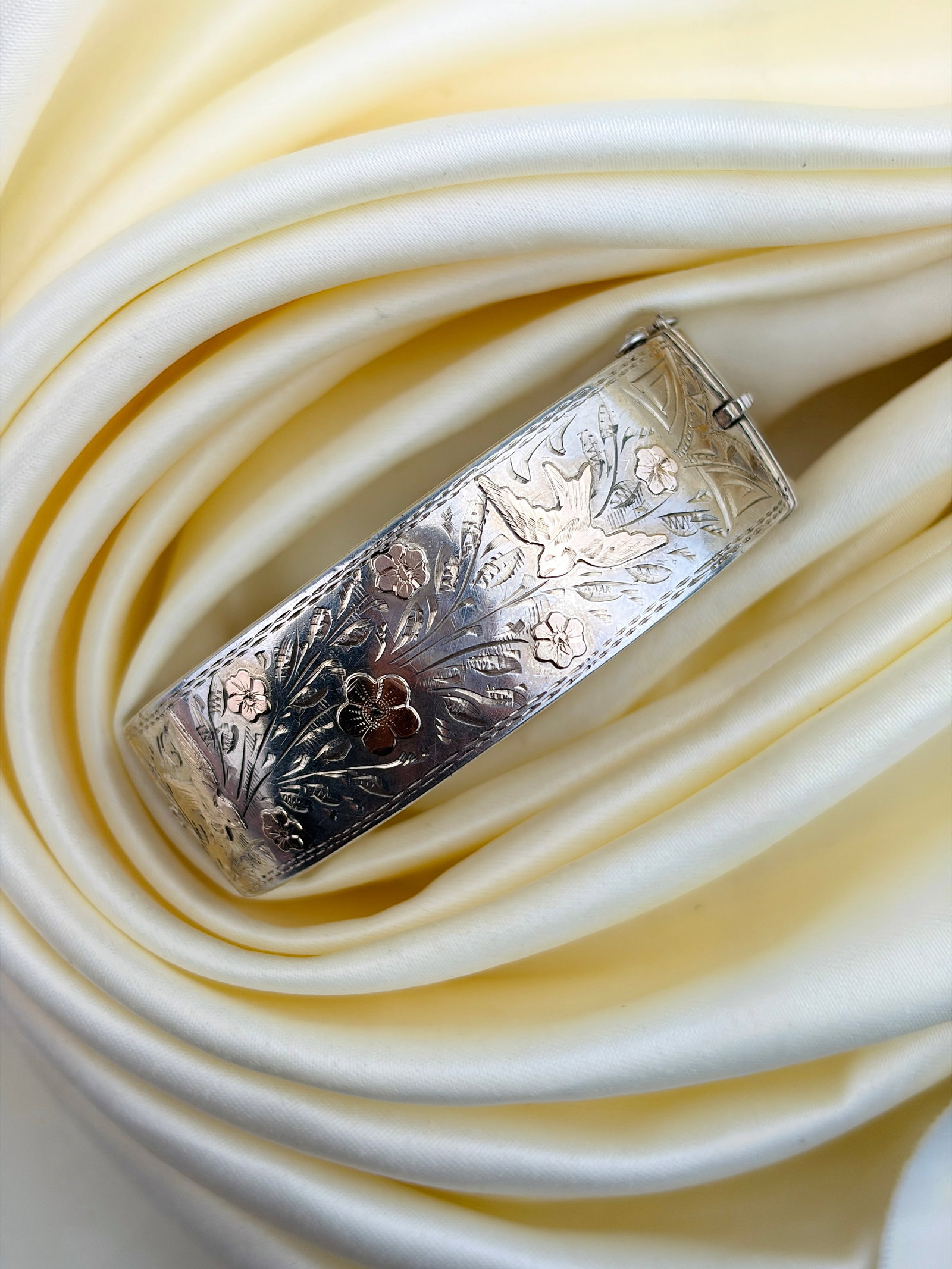 ANTIQUE SILVER AND GOLD OVERLAY BIRD DETAIL WIDE BANGLE - 7