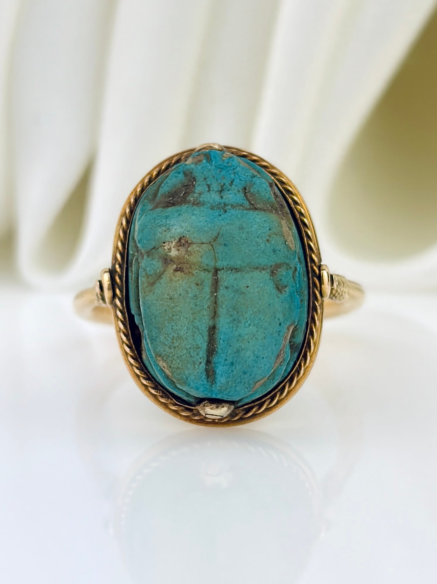 ANTIQUE 18CT YELLOW GOLD EGYPTIAN REVIVAL SWIVEL SCARAB RING: ANTIQUE 18CT YELLOW GOLD EGYPTIAN REVIVAL SWIVEL SCARAB RING Doesnt spin all the way around.