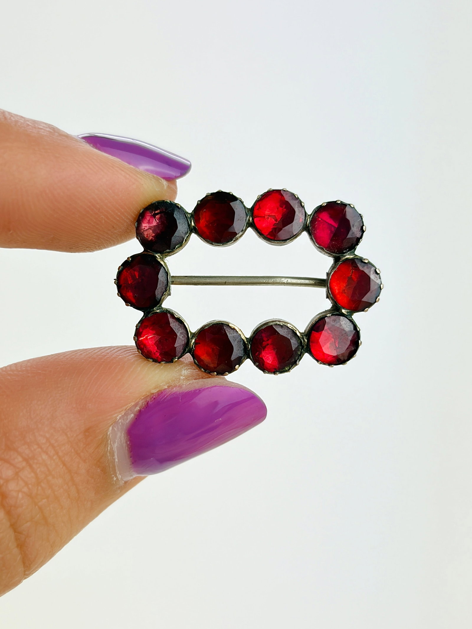 ANTIQUE GARNET BROOCH IN GOLD: ANTIQUE GARNET BROOCH