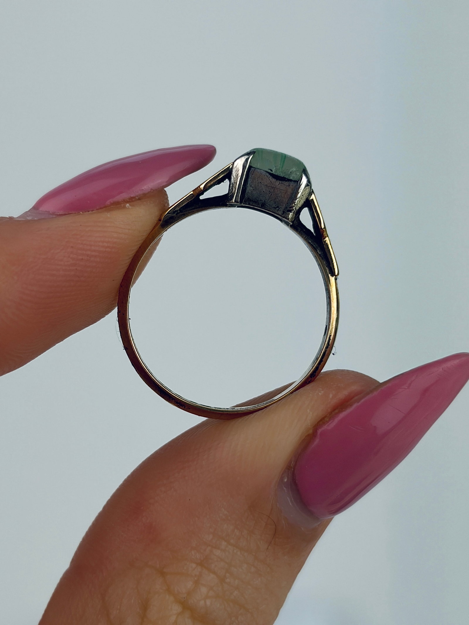 9CT GOLD AND SILVER SET GREEN STONE RING - 6