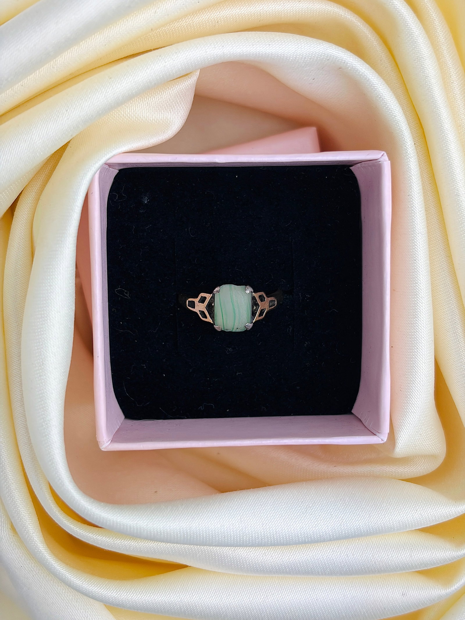 9CT GOLD AND SILVER SET GREEN STONE RING - 9