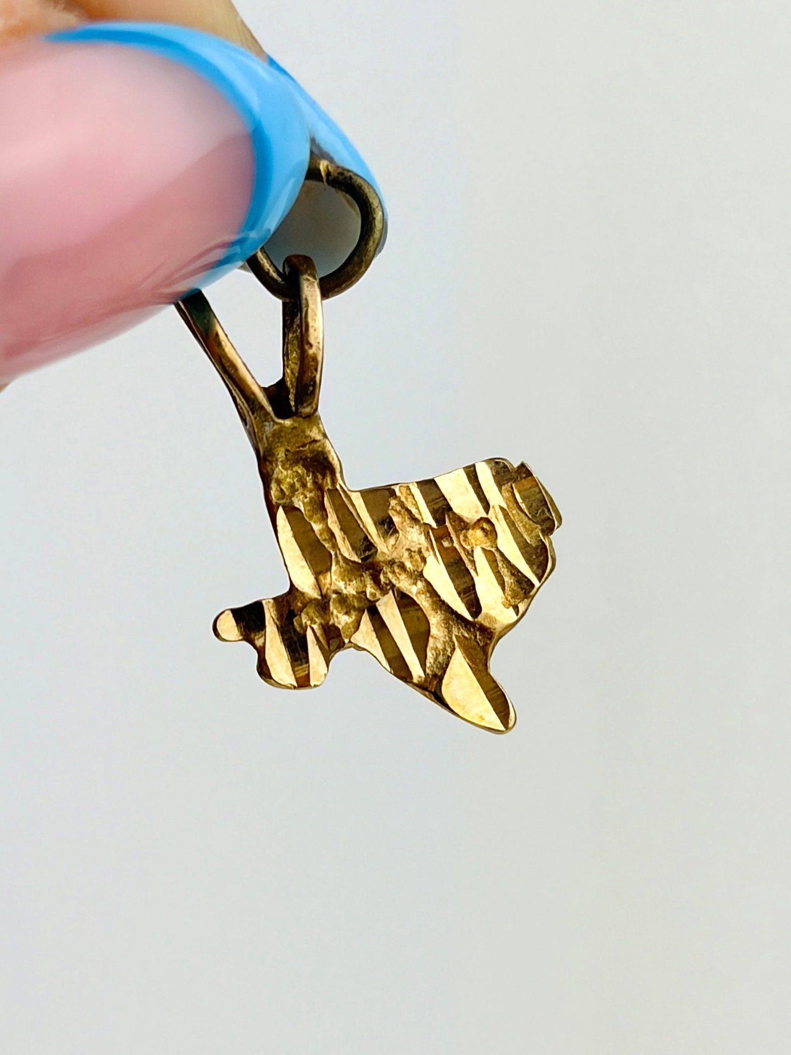 VINTAGE 10CT GOLD TEXTURED COUNTRY CHARM: VINTAGE 10CT GOLD TEXTURED COUNTRY CHARM Weight: 0.86g Size: 17x12x3mm Materials: 10ct gold Hallmarks: Stamped 10ct Condition: Very good overall condition. Some signs of wear are expected given