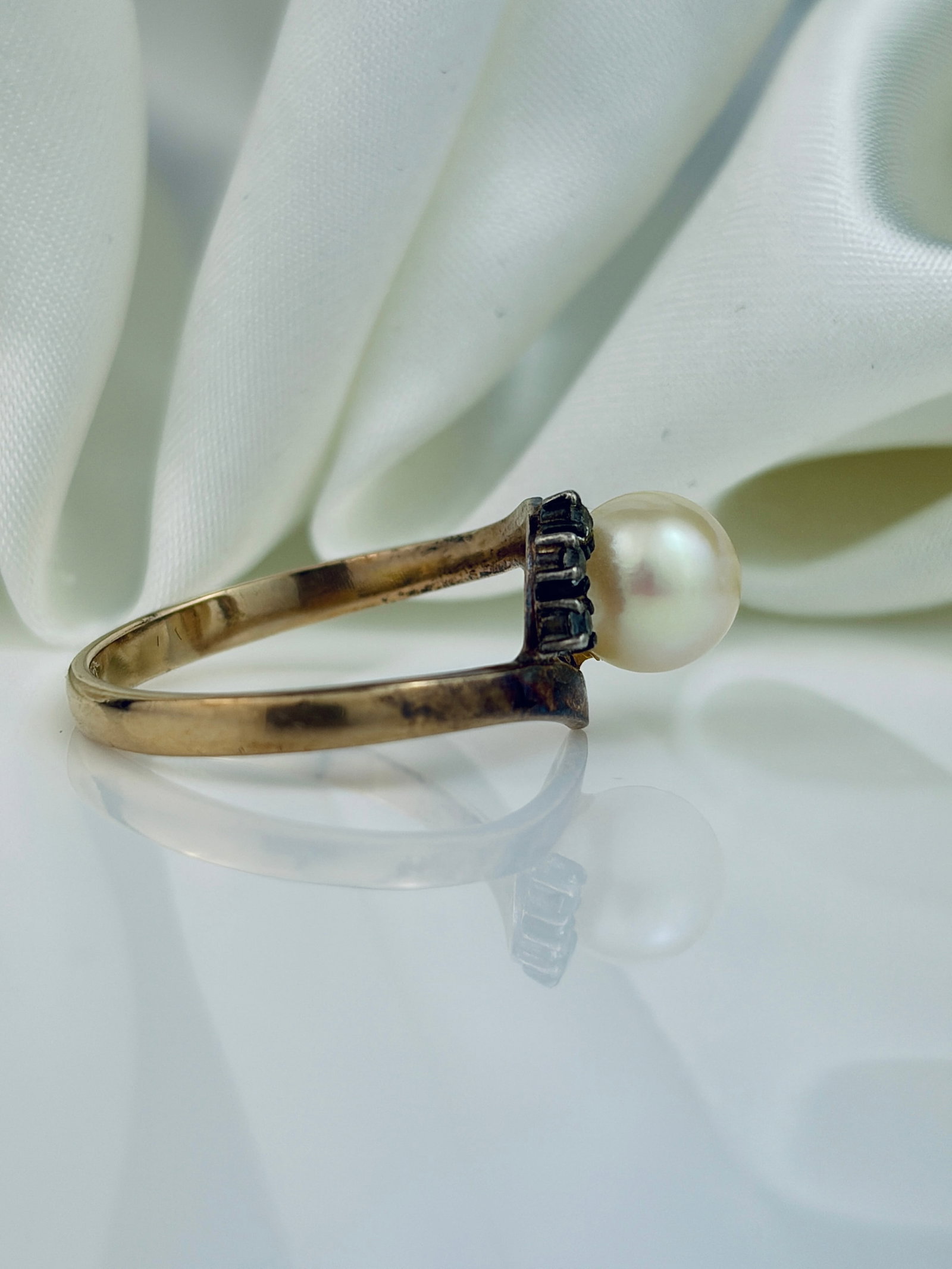 VINTAGE 14CT GOLD PEARL AND WHITE SPINEL TWIST RING - 2