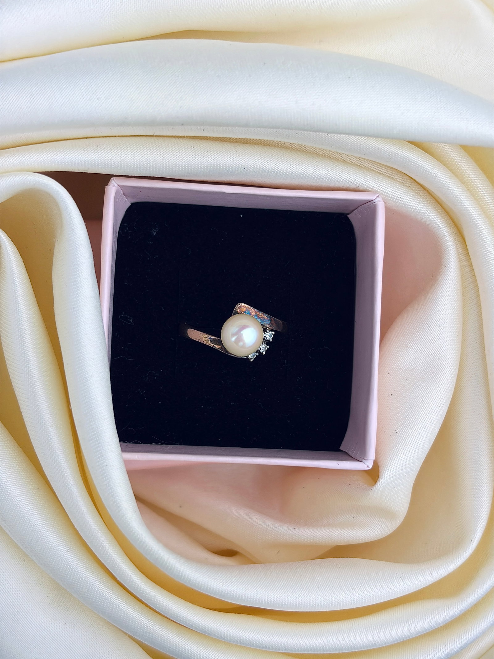 VINTAGE 14CT GOLD PEARL AND WHITE SPINEL TWIST RING - 9