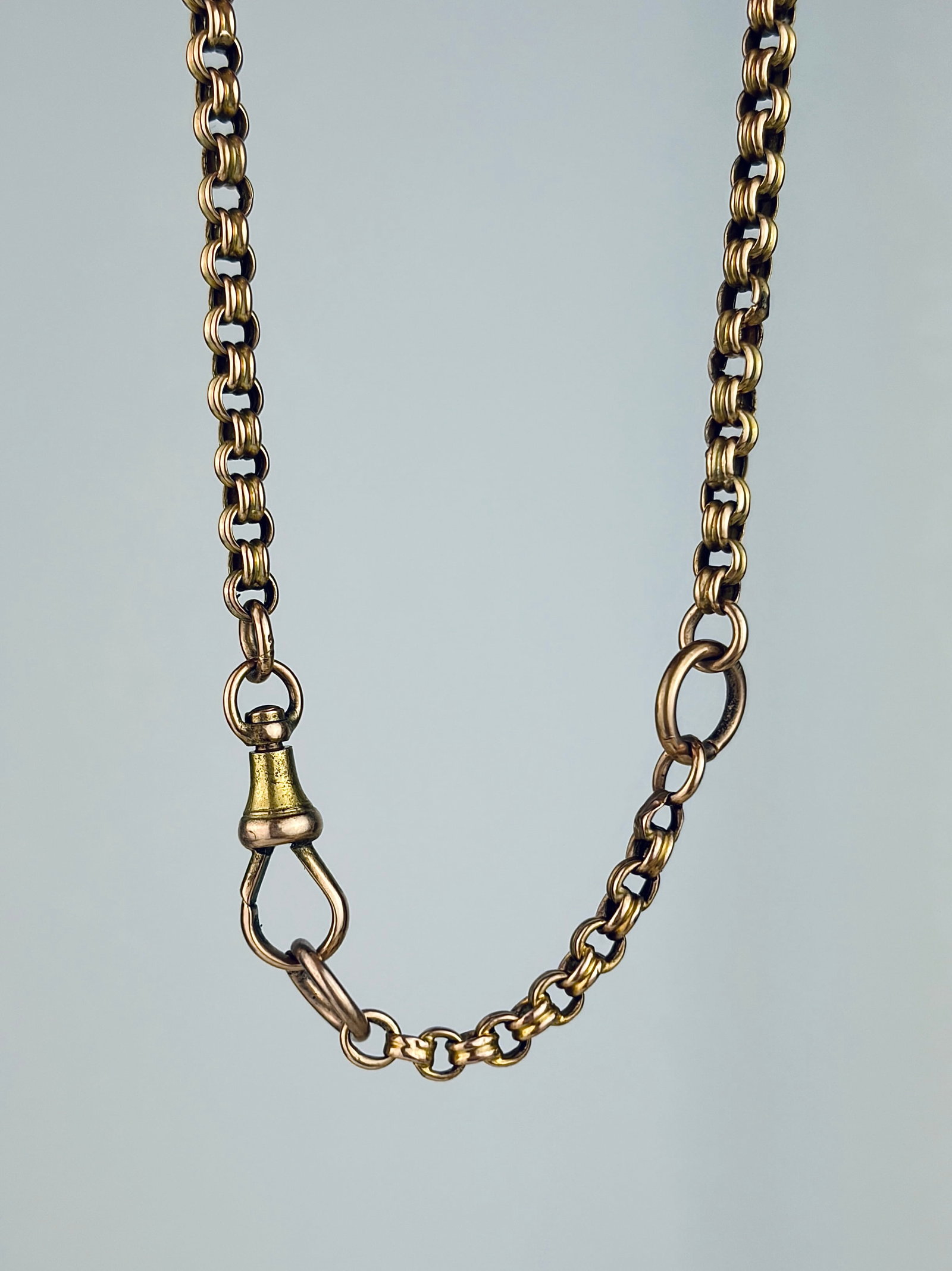 ANTIQUE CHUNKY 9CT GOLD CHAIN WITH DOGCLIP: ANTIQUE CHUNKY 9CT GOLD CHAIN WITH DOGCLIP Could be worn as a bracelet, or chain extender. Weight: 7.77g Size: Length 28.2cm, link width 2.2mm Materials: 9ct gold Hallmarks: None