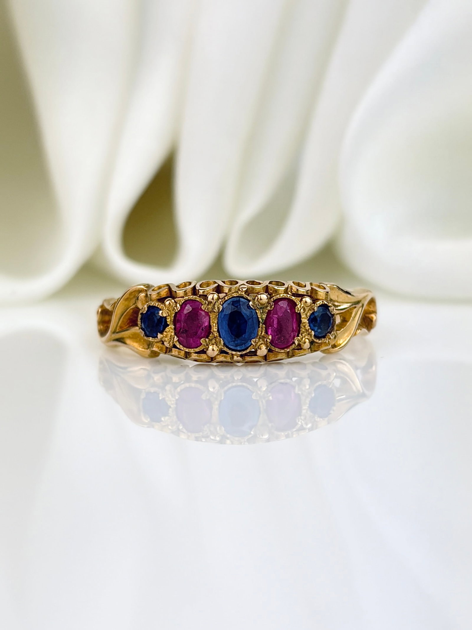 ANTIQUE 18CT YELLOW GOLD SAPPHIRE AND RUBY 5 STONE RING (1 of 9)