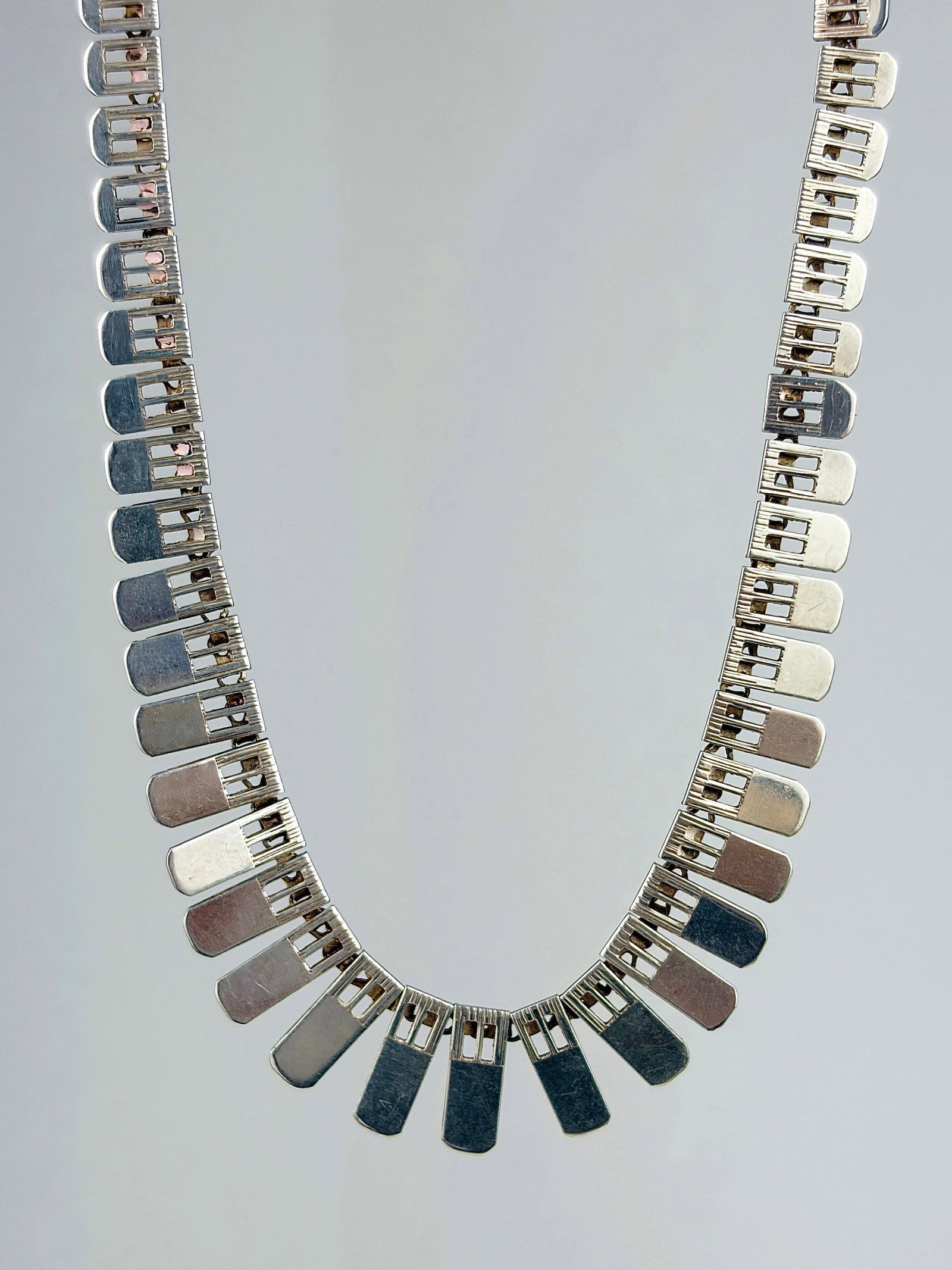 LOVELY VINTAGE SILVER COLLAR FRINGE NECKLACE: LOVELY VINTAGE SILVER COLLAR FRINGE NECKLACE Weight: 17.48g Size: Length 45.5cm, width 11mm Materials: Silver Hallmarks: stamped 835 Condition: Very good overall condition. Some signs of wear