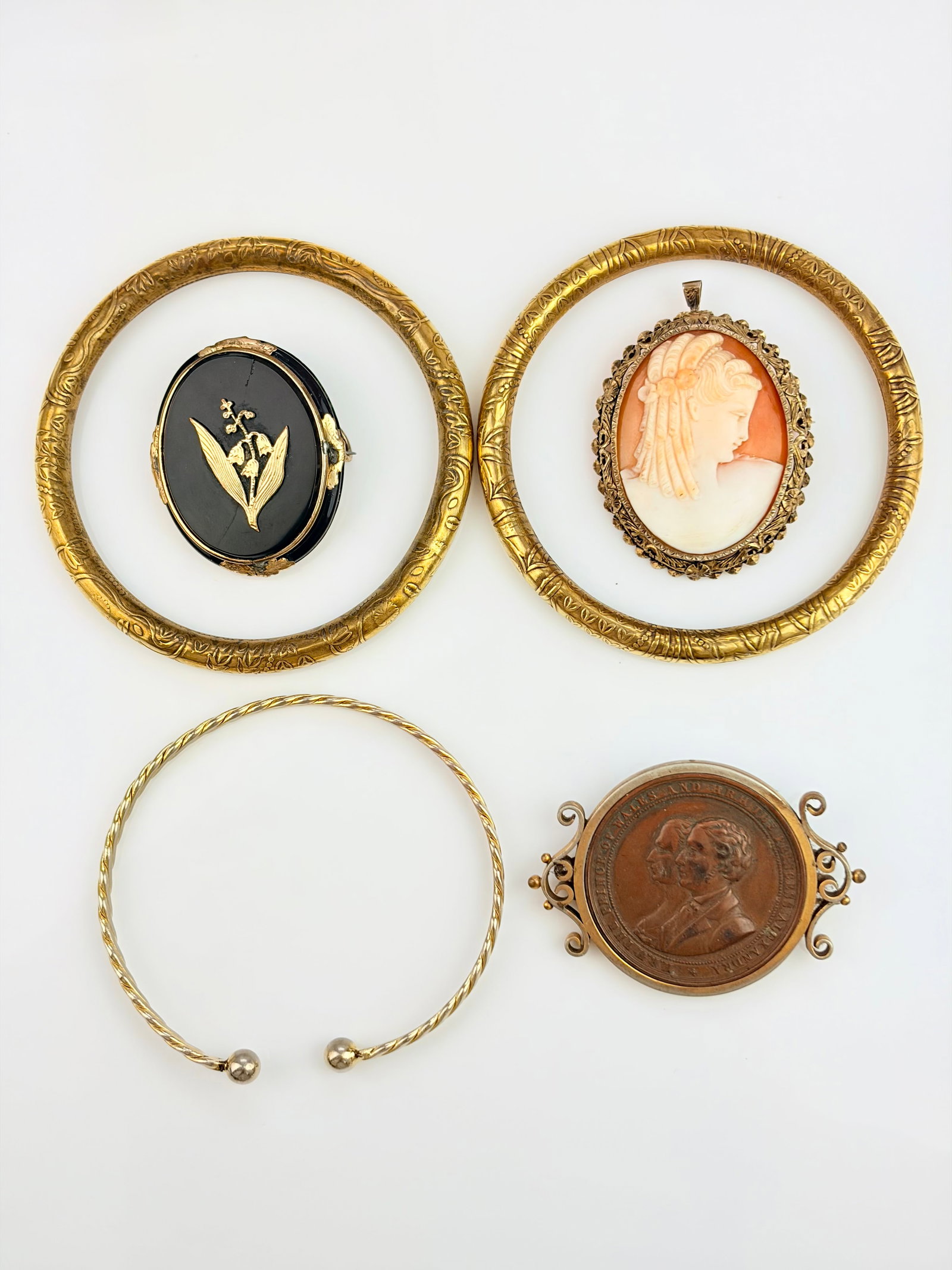 ANTIQUE MIXED LOT OF JEWELLERY, BANGLES, BROOCHES ETC: ANTIQUE MIXED LOT OF JEWELLERY