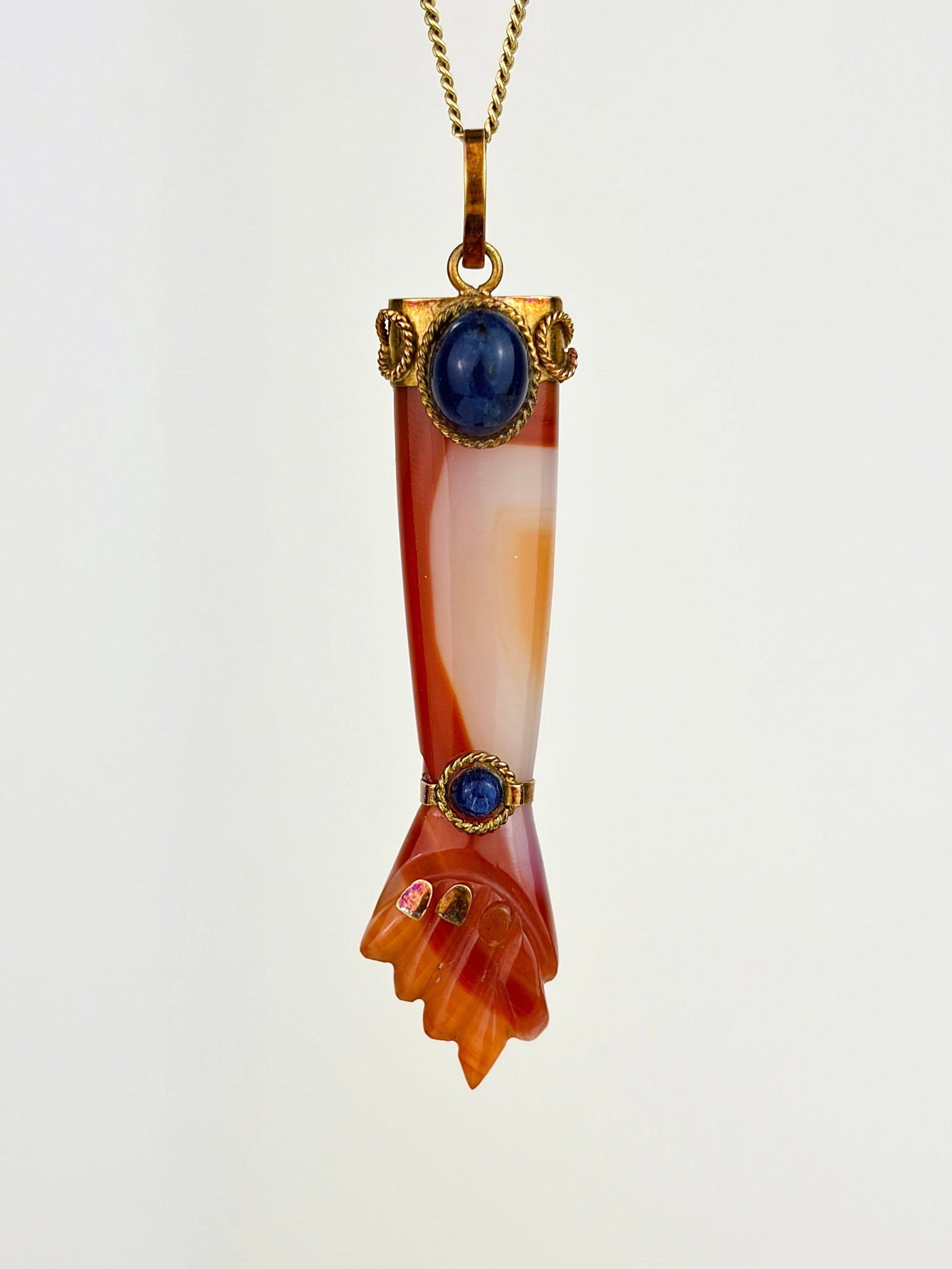 18CT YELLOW GOLD CARVED 'FIGA' HAND AGATE AND LAPIS LAZULI PENDANT (1 of 8)