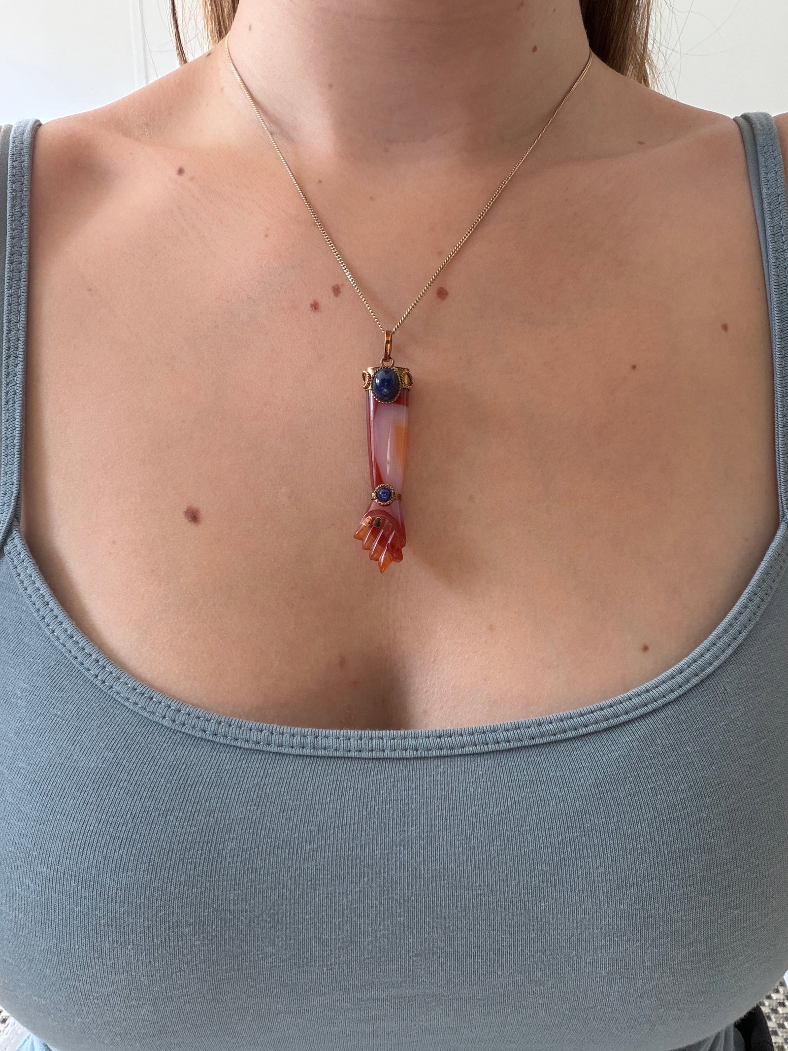18CT YELLOW GOLD CARVED 'FIGA' HAND AGATE AND LAPIS LAZULI PENDANT - 2