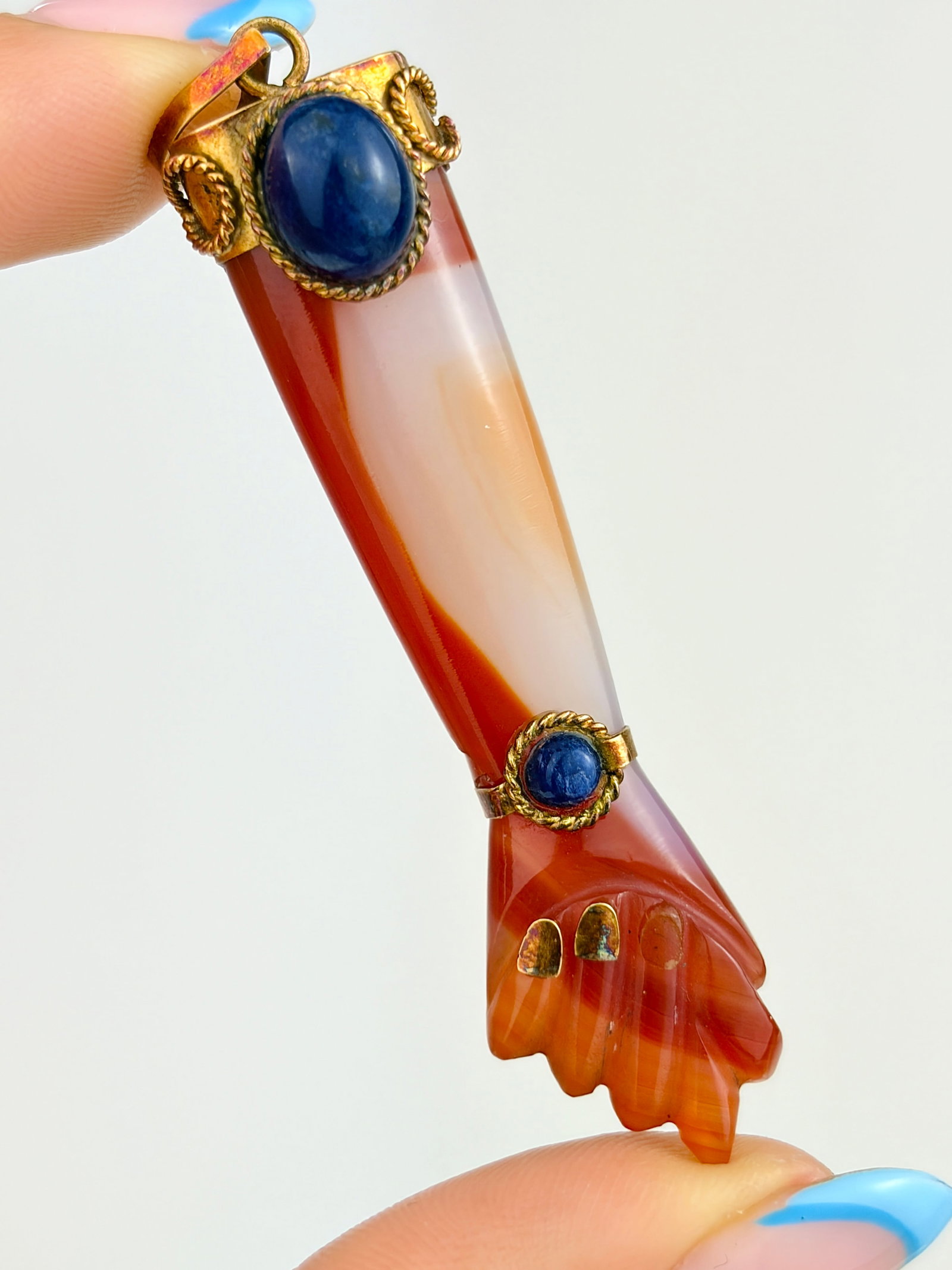 18CT YELLOW GOLD CARVED 'FIGA' HAND AGATE AND LAPIS LAZULI PENDANT - 3