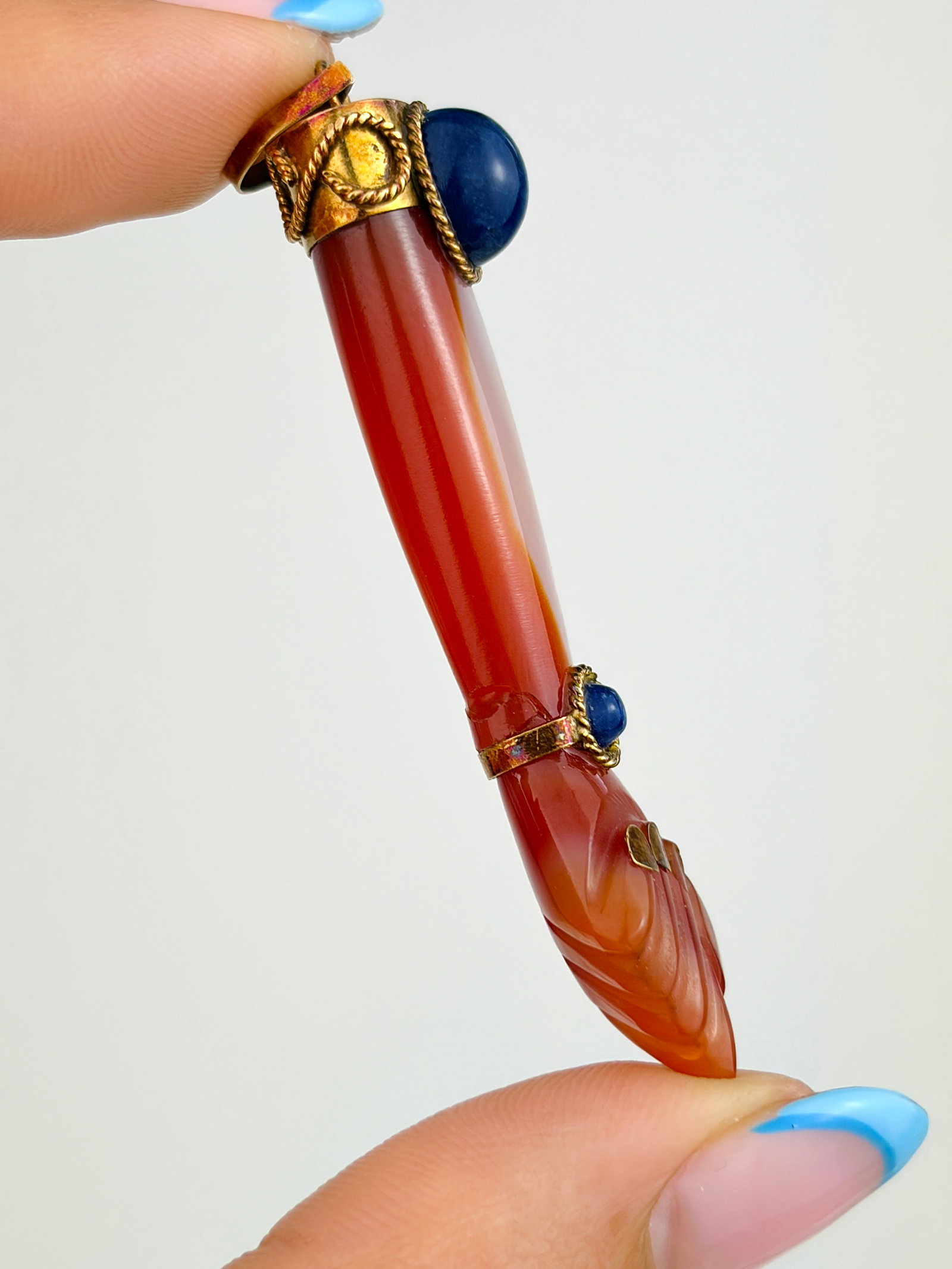 18CT YELLOW GOLD CARVED 'FIGA' HAND AGATE AND LAPIS LAZULI PENDANT - 4