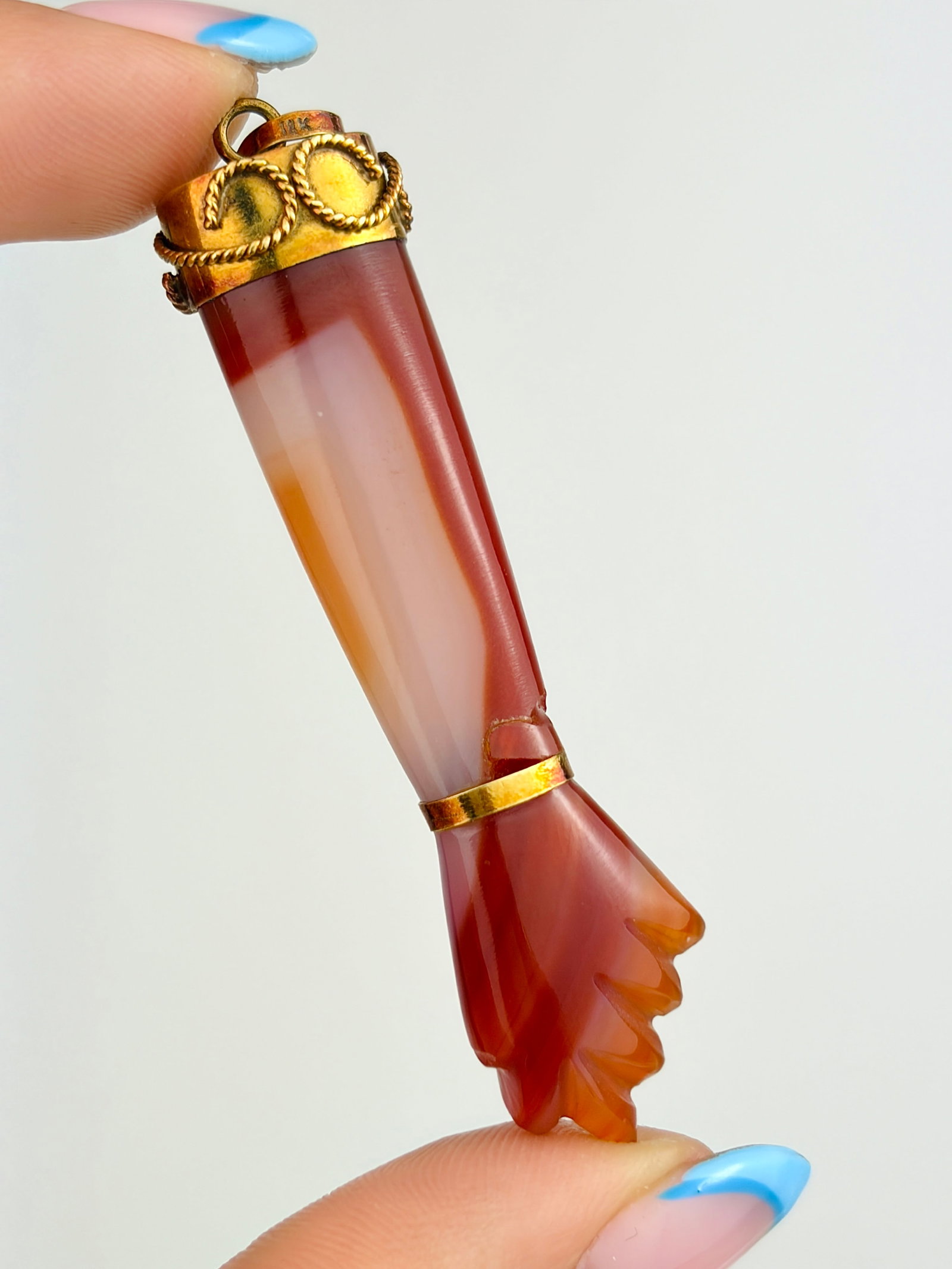 18CT YELLOW GOLD CARVED 'FIGA' HAND AGATE AND LAPIS LAZULI PENDANT - 5