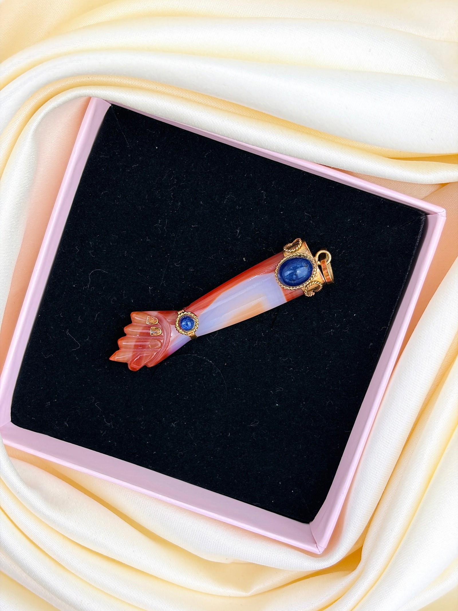 18CT YELLOW GOLD CARVED 'FIGA' HAND AGATE AND LAPIS LAZULI PENDANT - 7