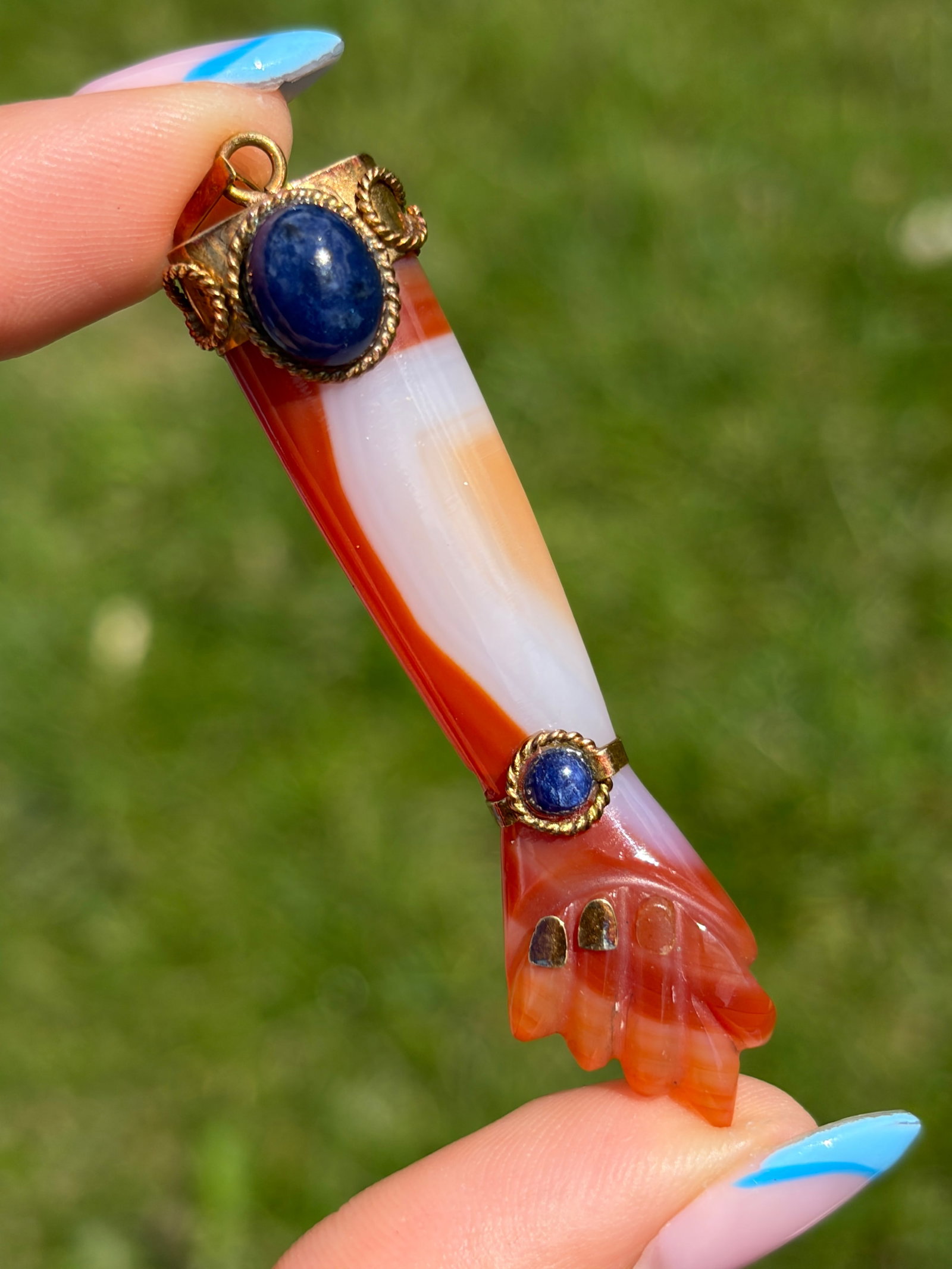 18CT YELLOW GOLD CARVED 'FIGA' HAND AGATE AND LAPIS LAZULI PENDANT - 8