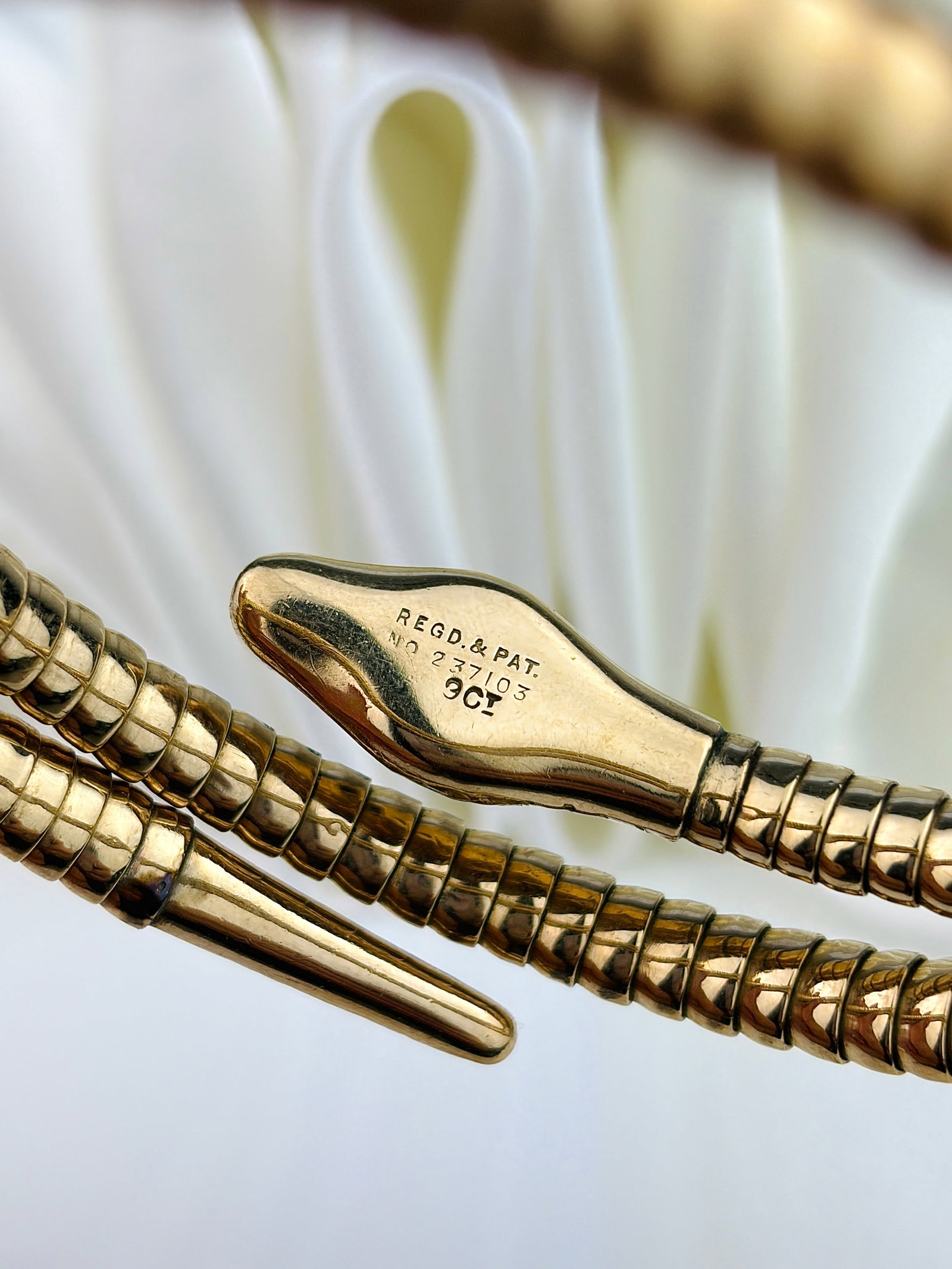 VINTAGE 9ct GOLD COILED SNAKE BANGLE / BRACELET - 5