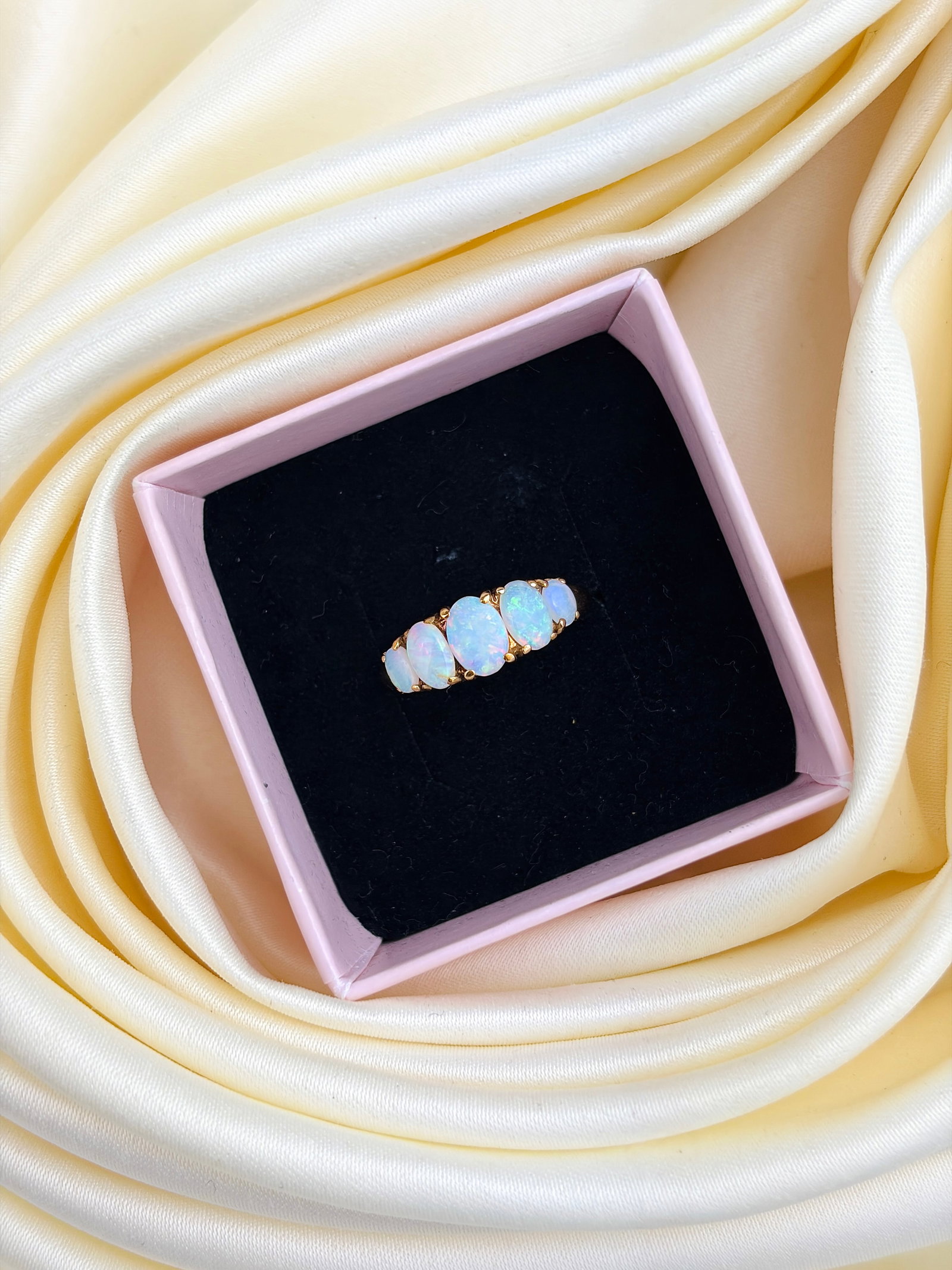 SWEET VINTAGE 9CT YELLOW GOLD OPAL 5 STONE RING - 7