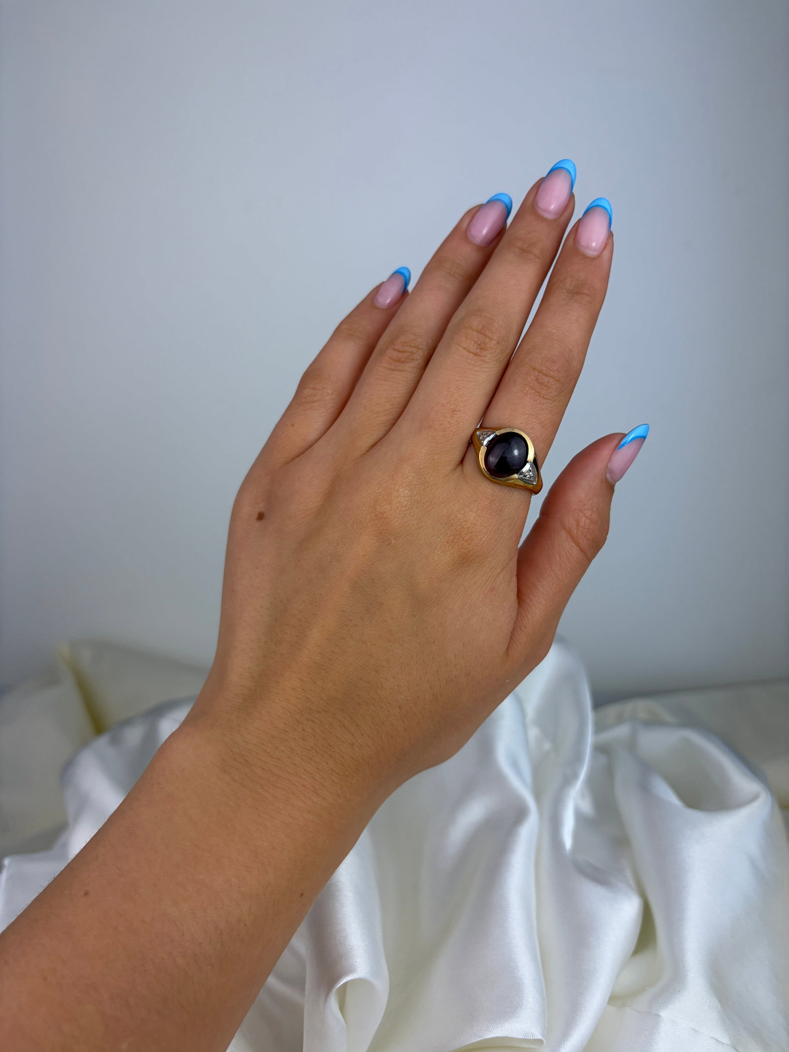 CHUNKY VINTAGE 9CT YELLOW GOLD CABOCHON GARNET AND WHITE STONE RING - 7