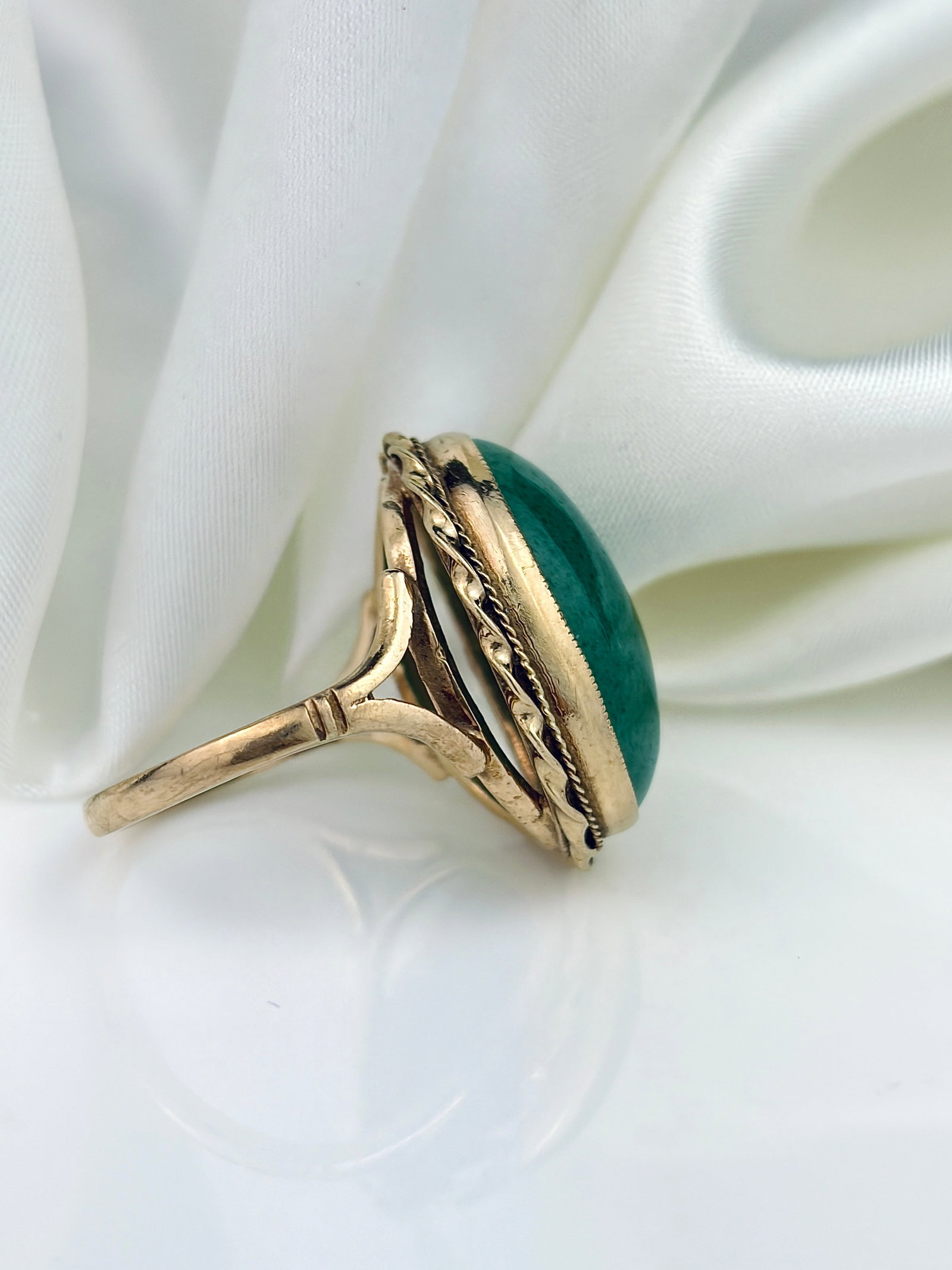 VINTAGE C.1995 9CT YELLOW GOLD LARGE JADE RING - 2