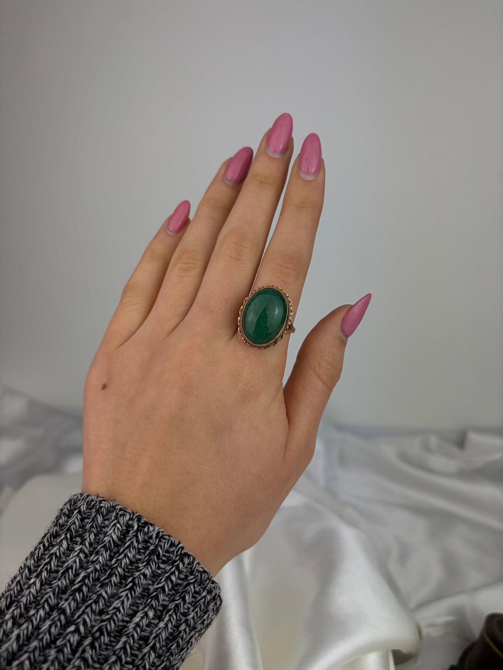VINTAGE C.1995 9CT YELLOW GOLD LARGE JADE RING - 7