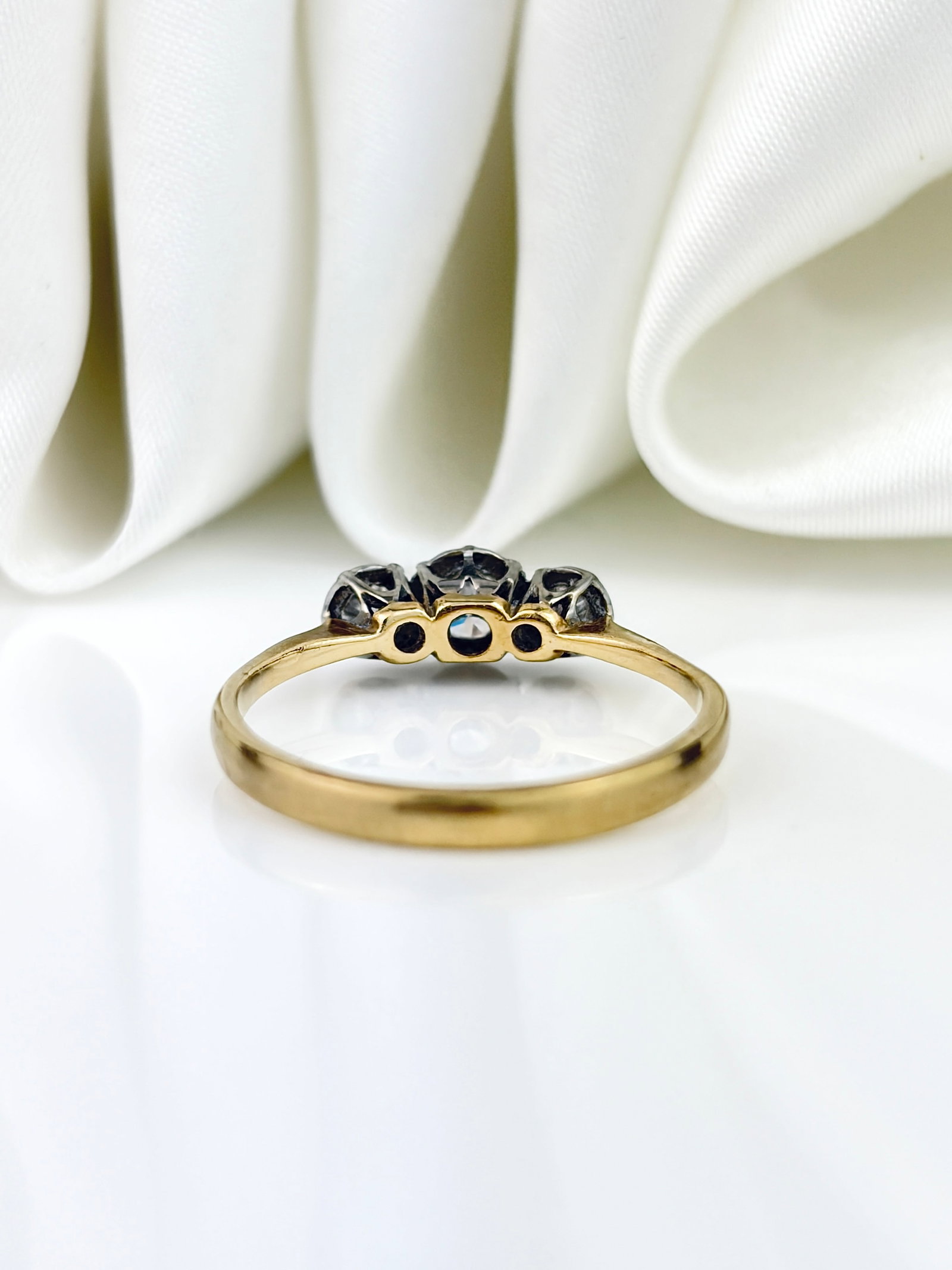 VINTAGE 18CT GOLD DIAMOND 3 STONE TRILOGY RING - 3