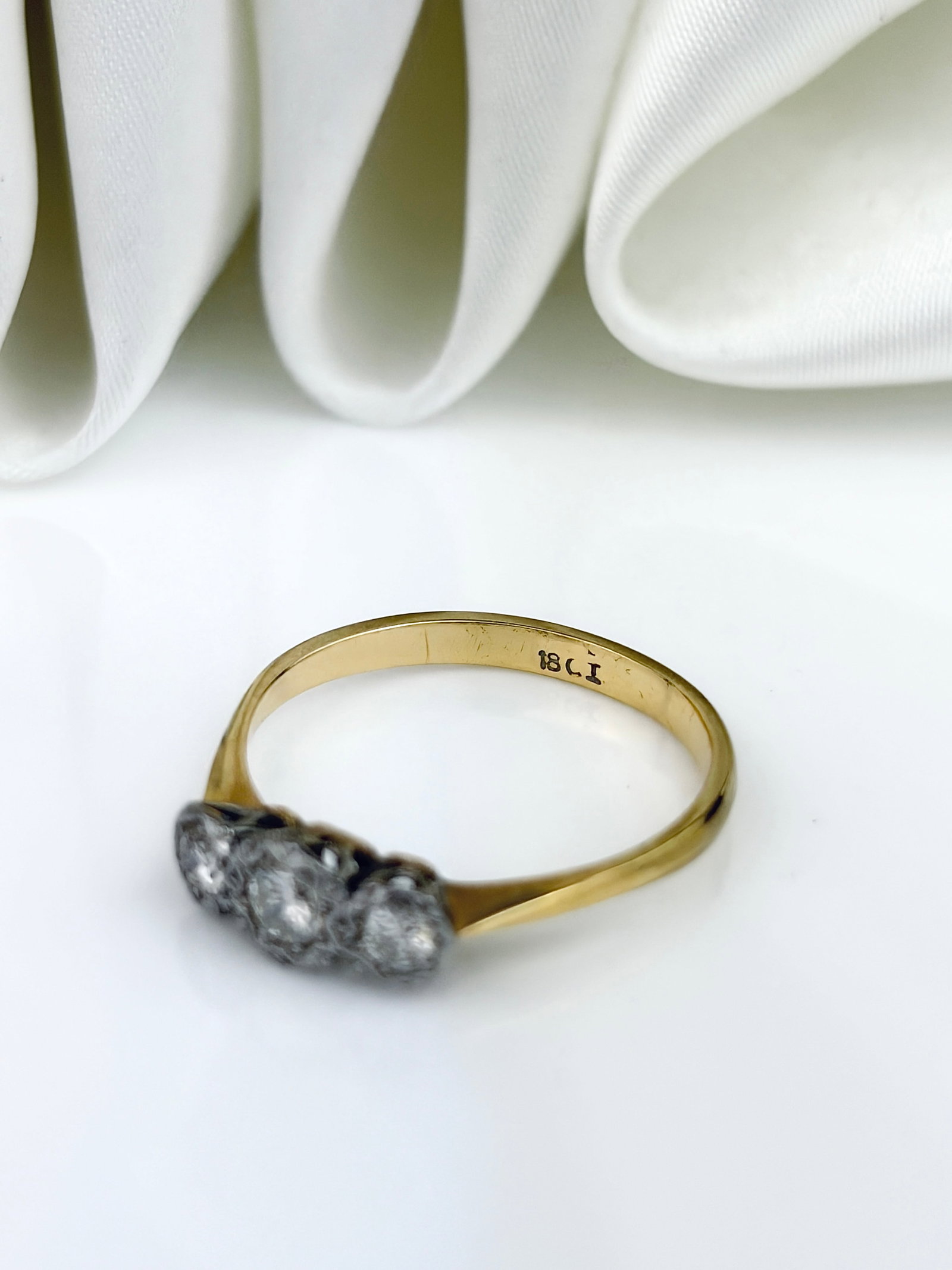VINTAGE 18CT GOLD DIAMOND 3 STONE TRILOGY RING - 4