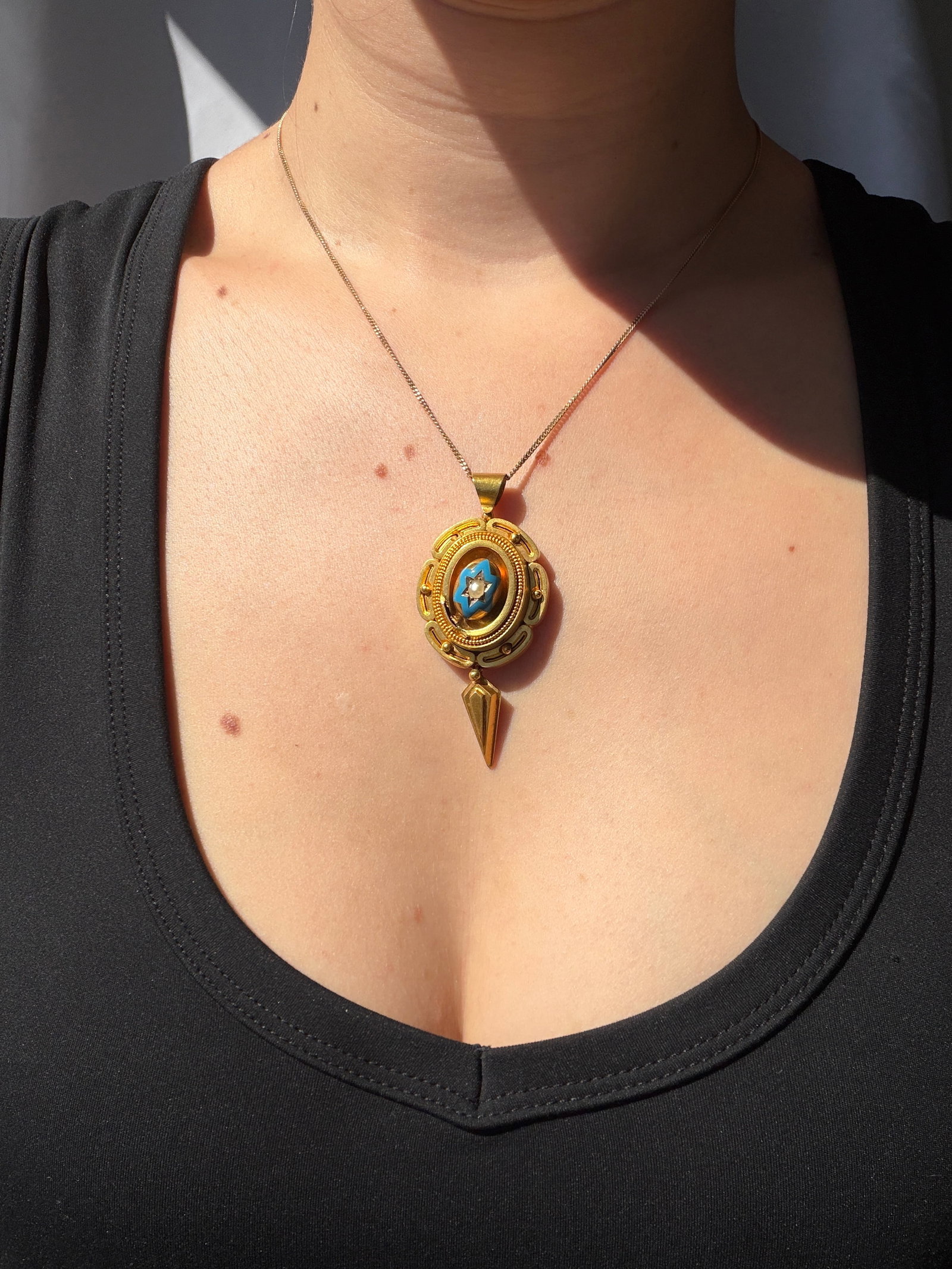 ANTIQUE BOXED 18CT YELLOW GOLD BLUE ENAMEL AND PEARL STAR DETAILED PENDANT - 5