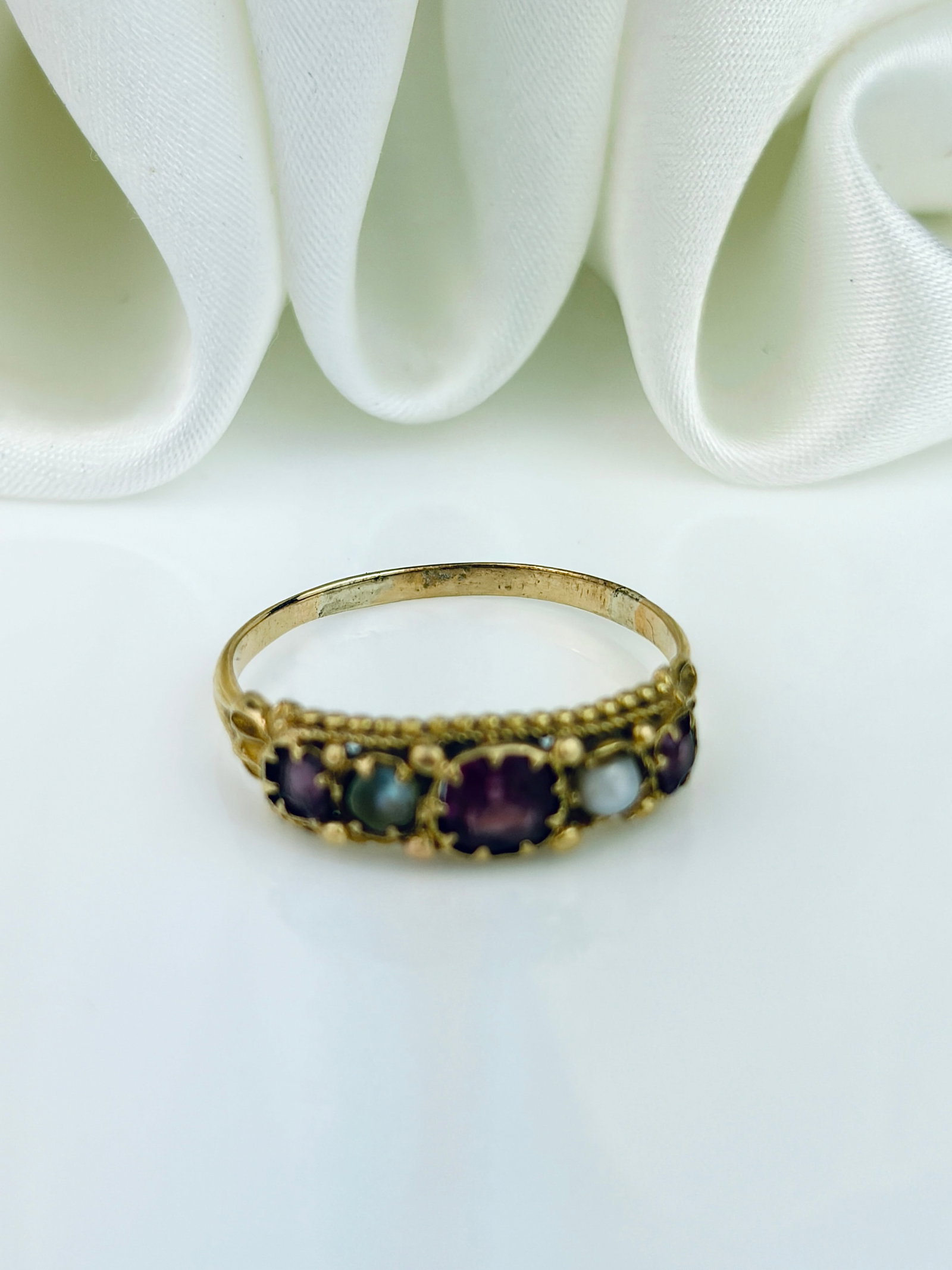 ANTIQUE AMETHYST AND PEARL 5 STONE RING WITH GORGEOUS DETAILS IN GOLD - 4