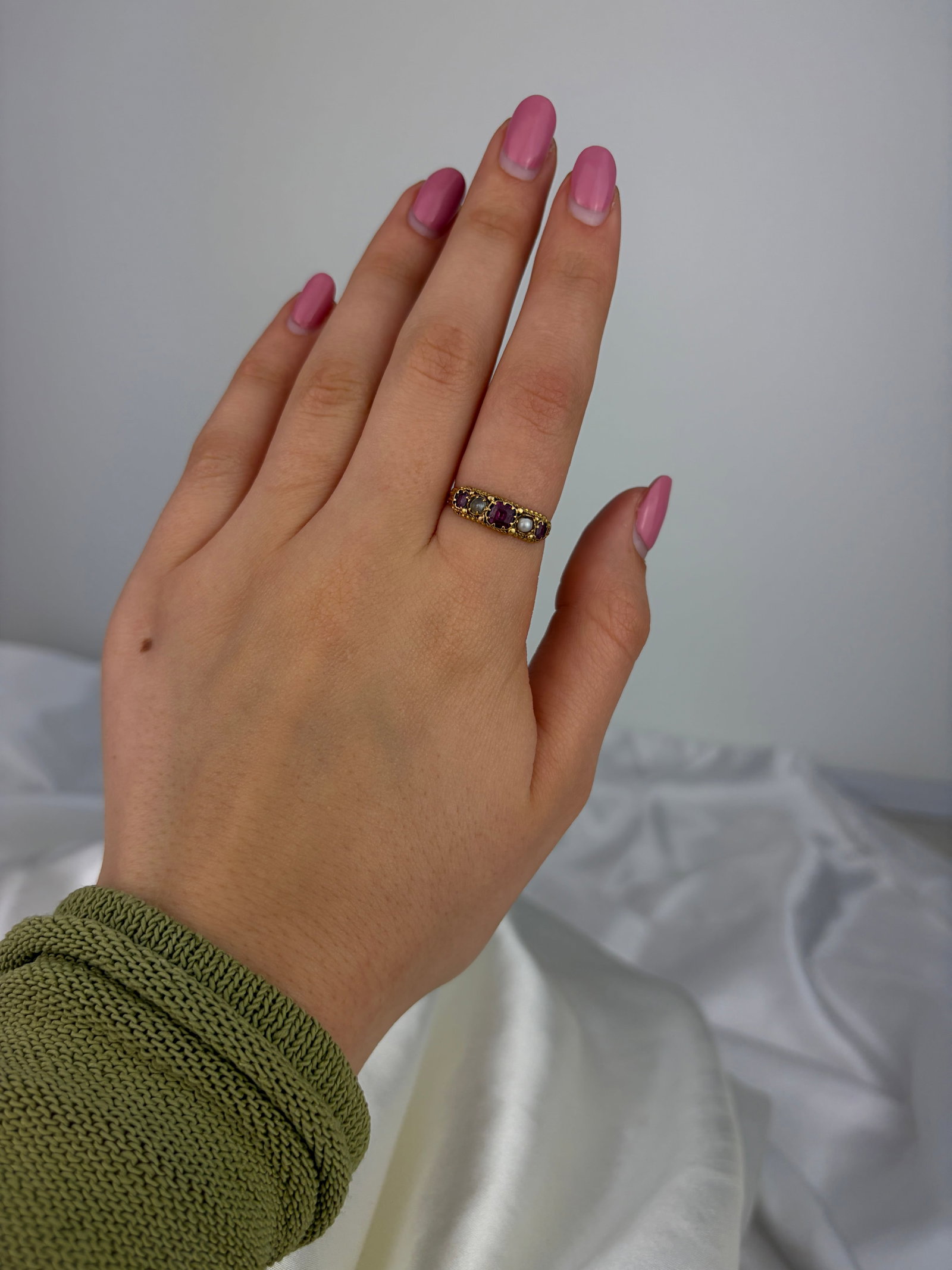 ANTIQUE AMETHYST AND PEARL 5 STONE RING WITH GORGEOUS DETAILS IN GOLD - 7