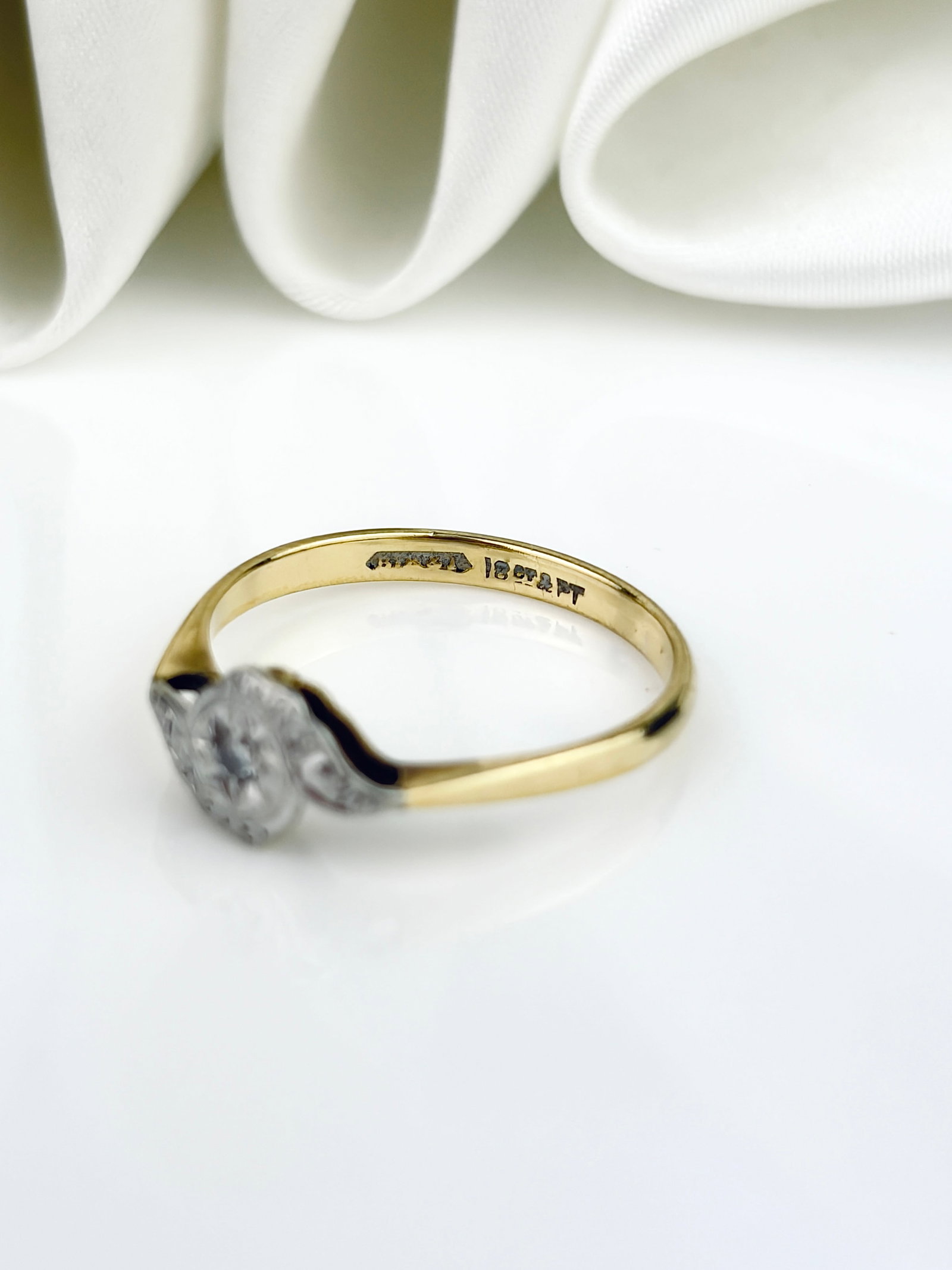 ANTIQUE ART DECO 18CT GOLD AND PLATINUM DIAMOND STAR SET RING - 4
