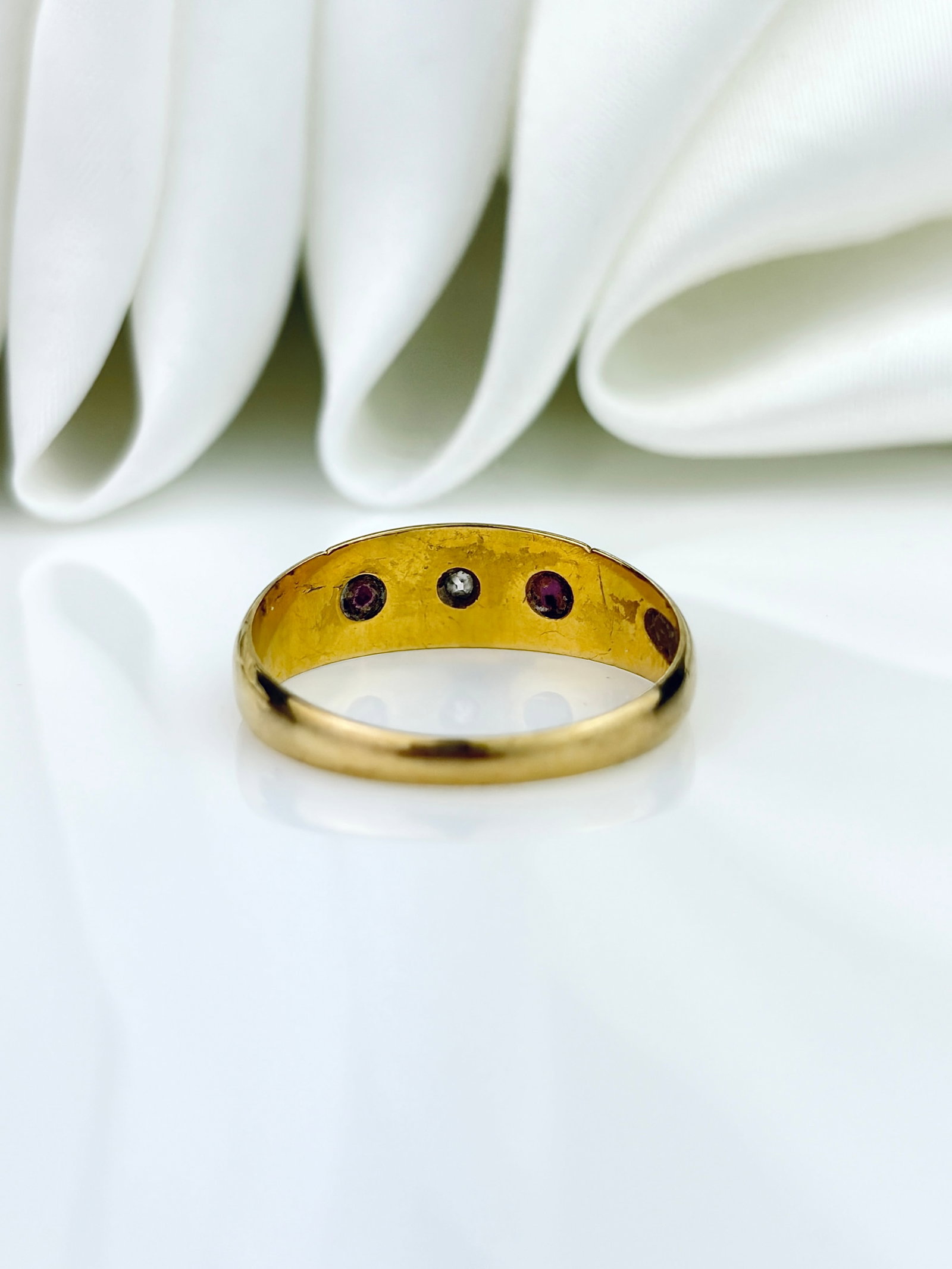 ANTIQUE C.1899 18CT YELLOW GOLD RUBY AND DIAMOND 3 STONE STAR SET RING - 4